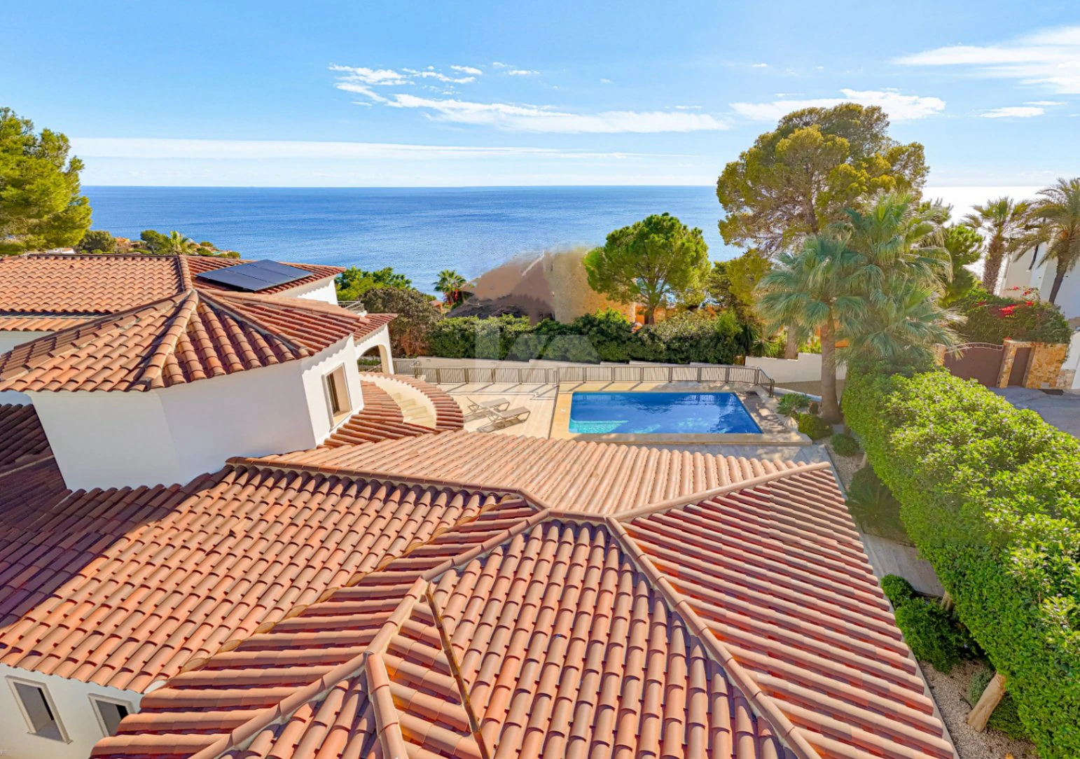 Luxe villa op de tweede lijn te koop in Moraira, met uitzicht op zee.