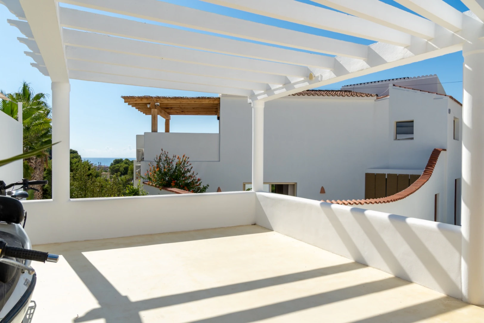 Zuidgerichte Villa met Zeezicht Te Koop op Loopafstand van het Centrum van Moraira