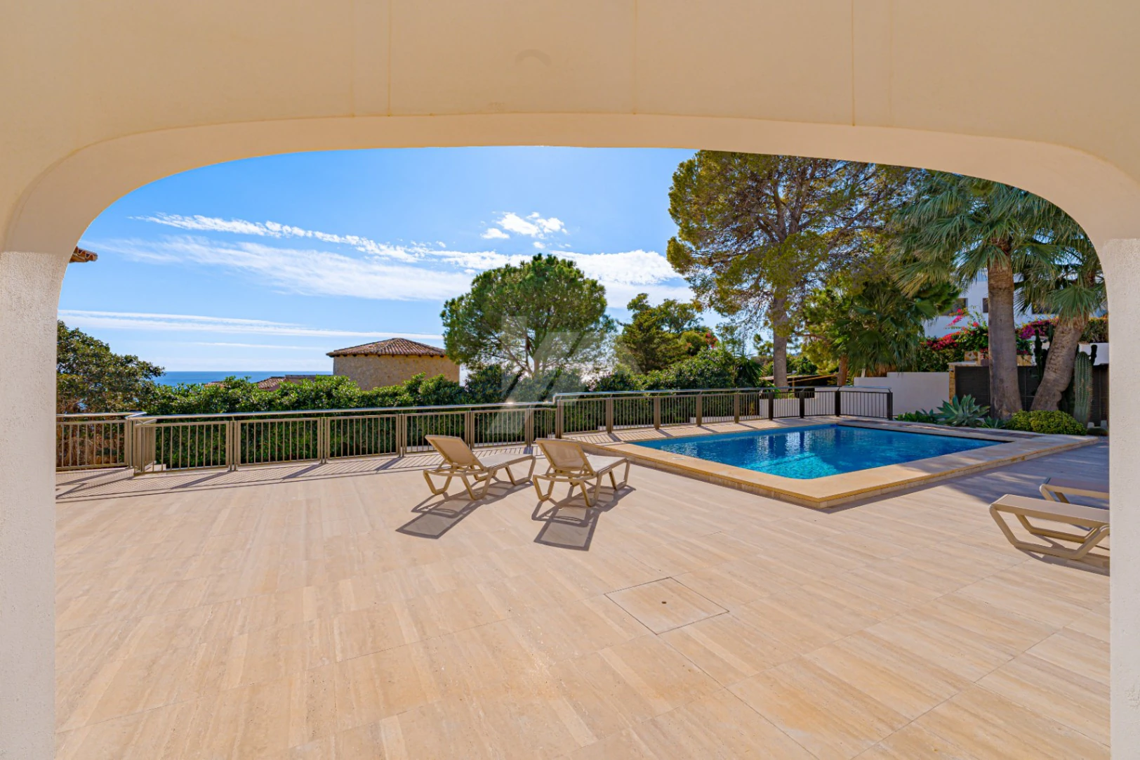Luxe villa op de tweede lijn te koop in Moraira, met uitzicht op zee.