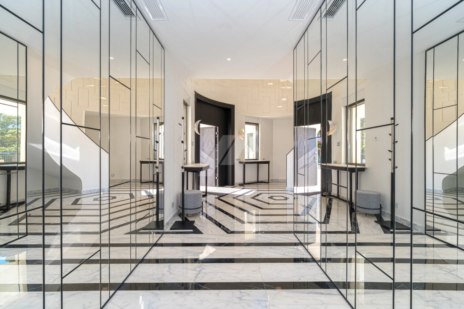Luxe villa op de tweede lijn te koop in Moraira, met uitzicht op zee.