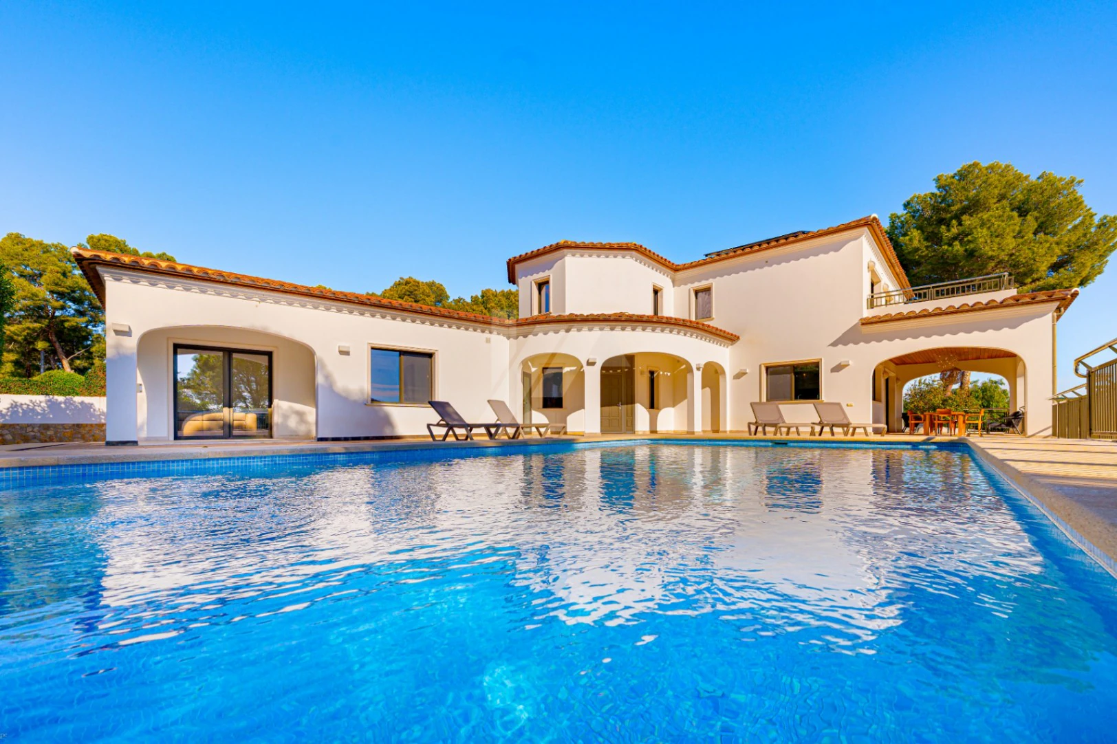 Luxe villa op de tweede lijn te koop in Moraira, met uitzicht op zee.
