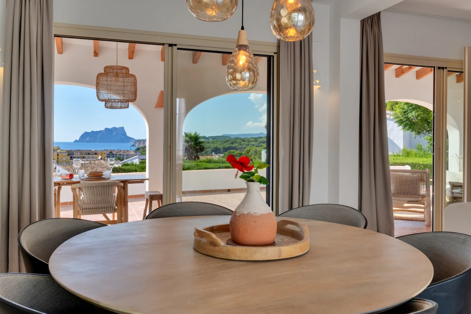 Zuidgerichte Villa met Zeezicht Te Koop op Loopafstand van het Centrum van Moraira