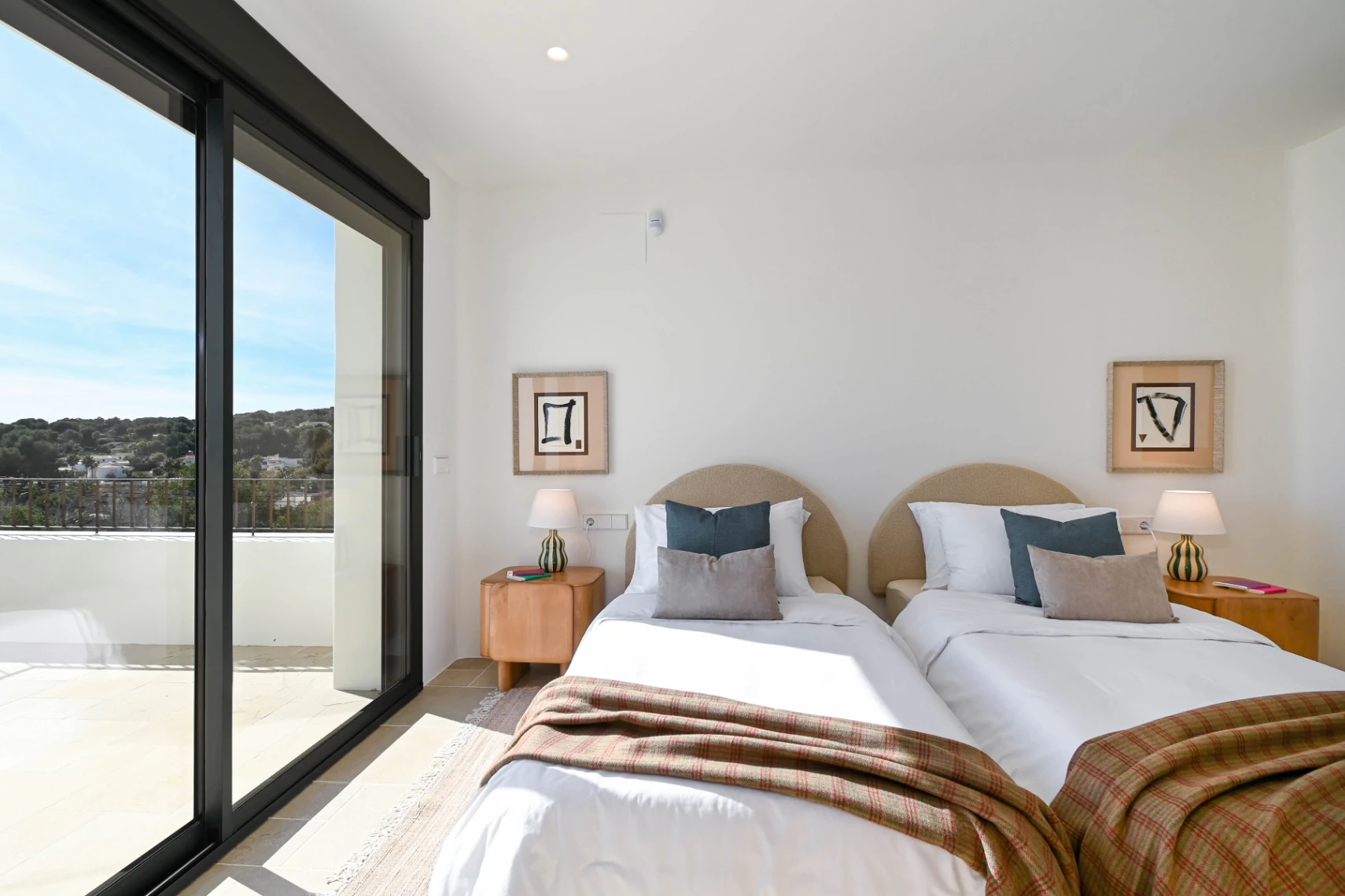 Prachtige instapklare Ibizastijl villa te koop in Pinar De L'avocat, Moraira
