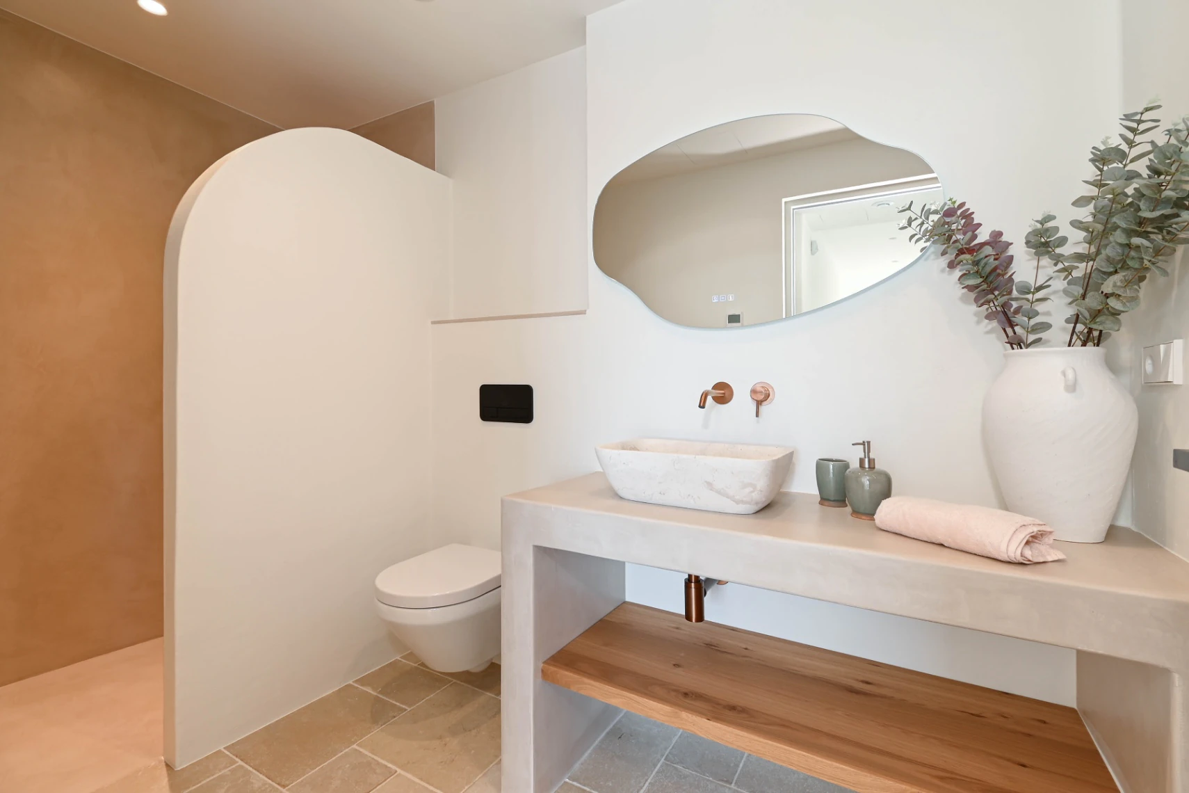 Prachtige instapklare Ibizastijl villa te koop in Pinar De L'avocat, Moraira