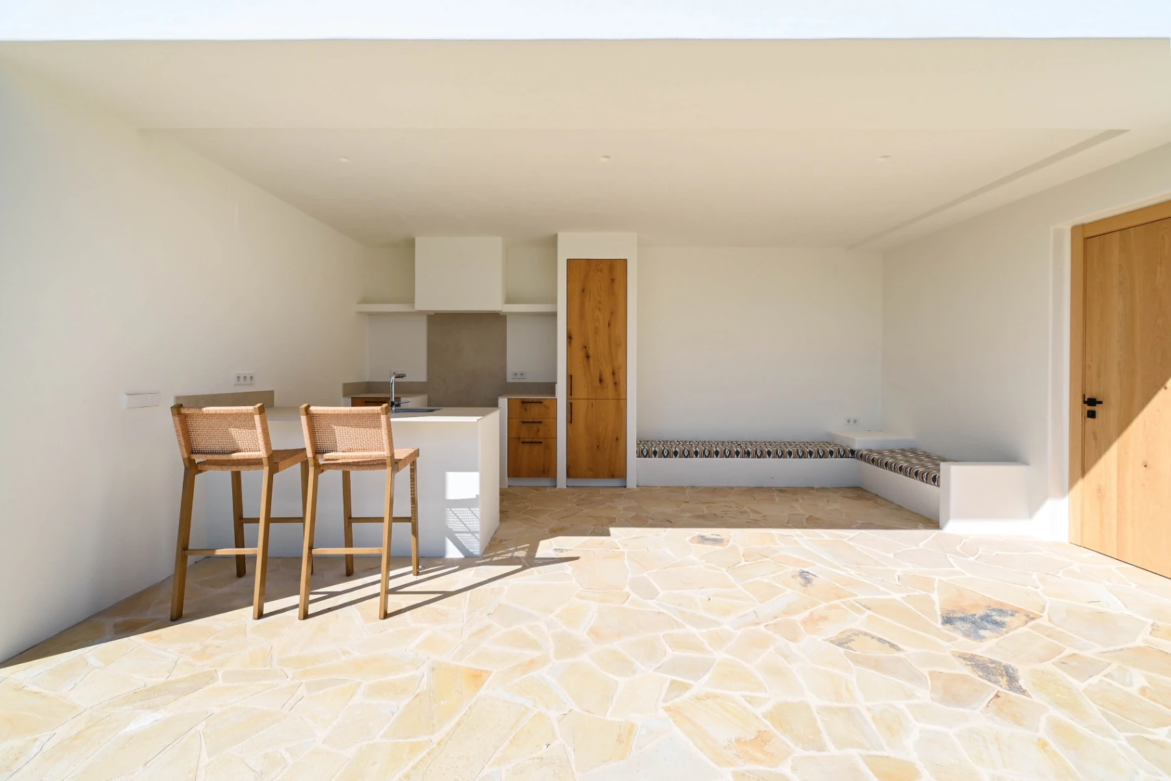 Prachtige instapklare Ibizastijl villa te koop in Pinar De L'avocat, Moraira