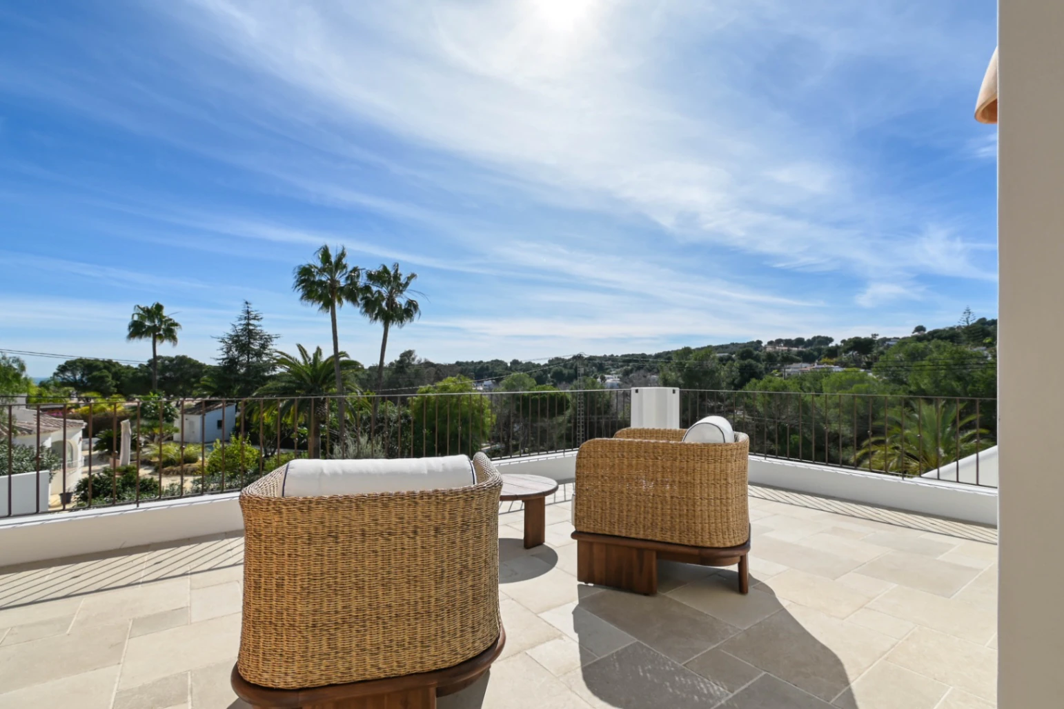Prachtige instapklare Ibizastijl villa te koop in Pinar De L'avocat, Moraira