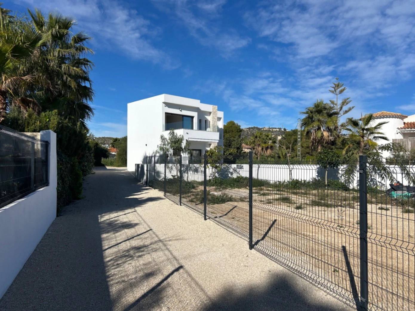 Instapklare nieuwbouwvilla met zeezicht te koop in La Fustera, Benissa