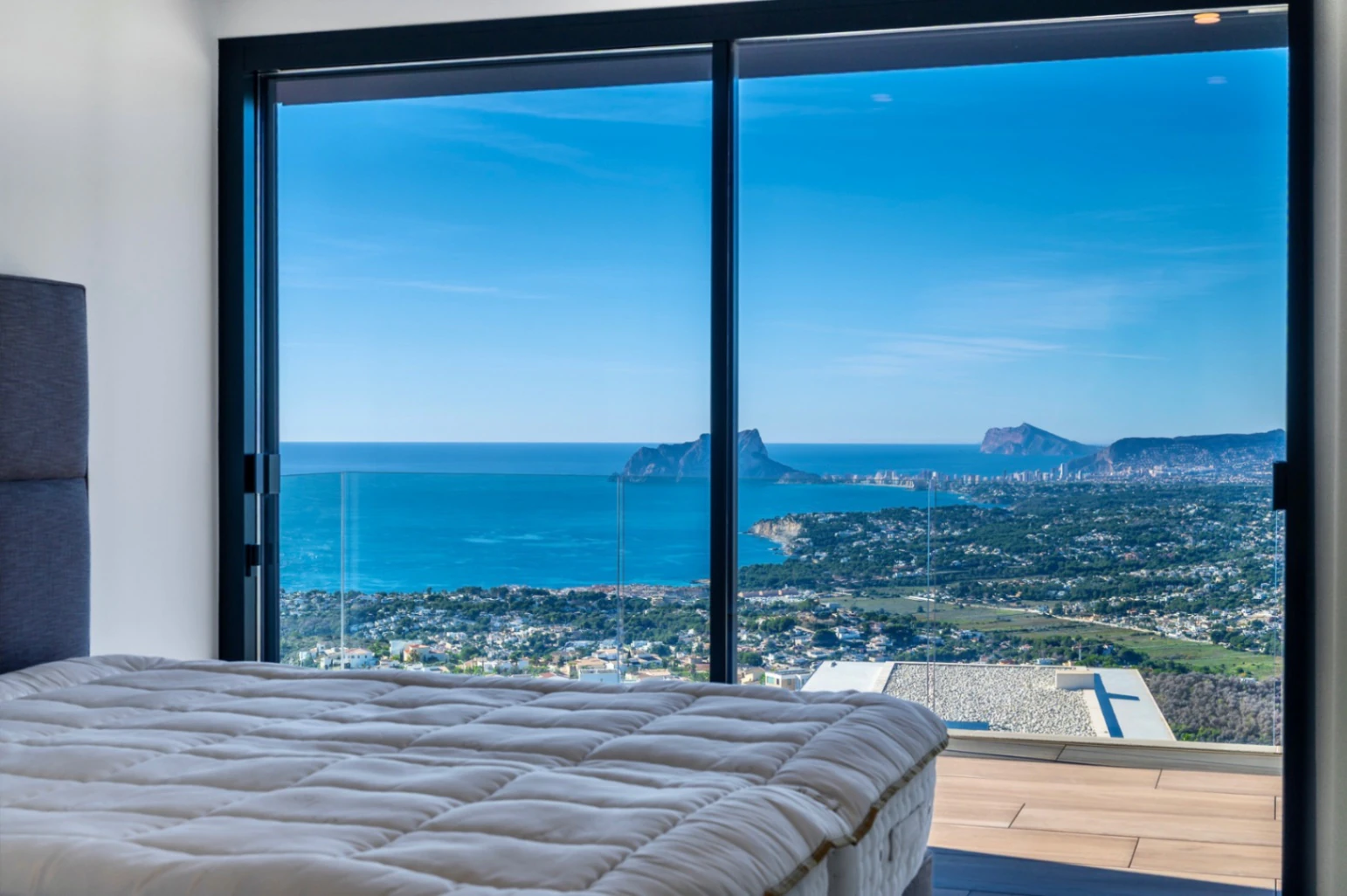Nieuwbouw villa met uitzonderlijk uitzicht op zee in Cumbre del Sol, Benitachell