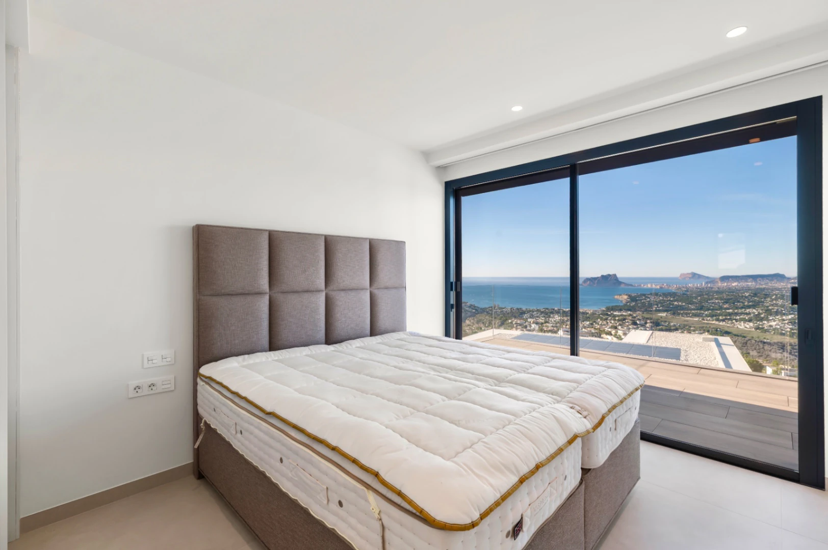 Nieuwbouw villa met uitzonderlijk uitzicht op zee in Cumbre del Sol, Benitachell