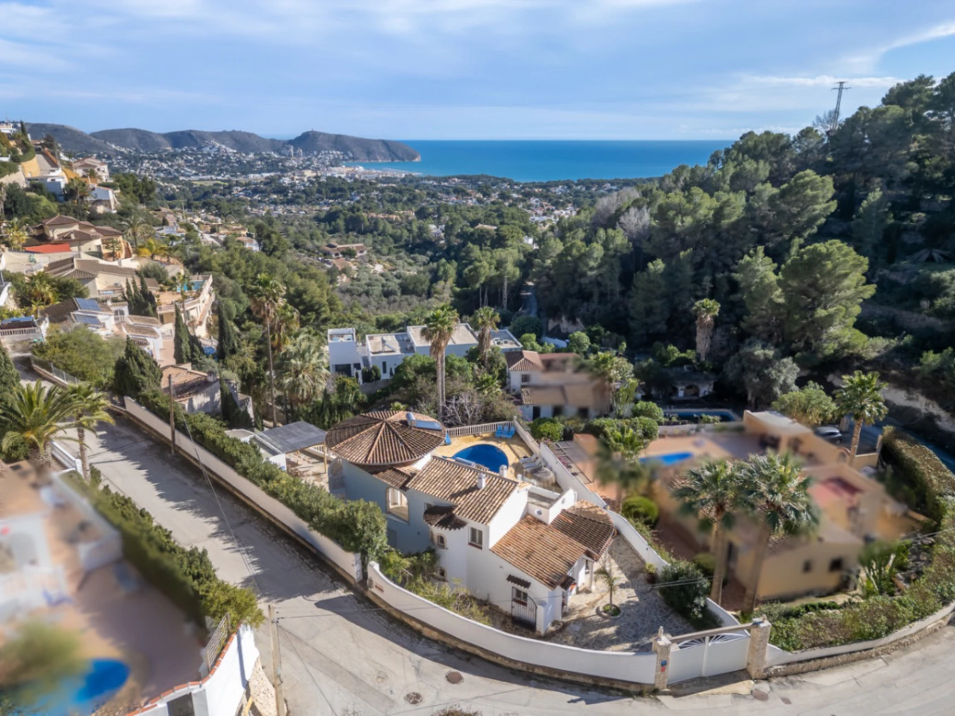 Prachtige, ruime villa met zeezicht te koop in Benimeit, Moraira