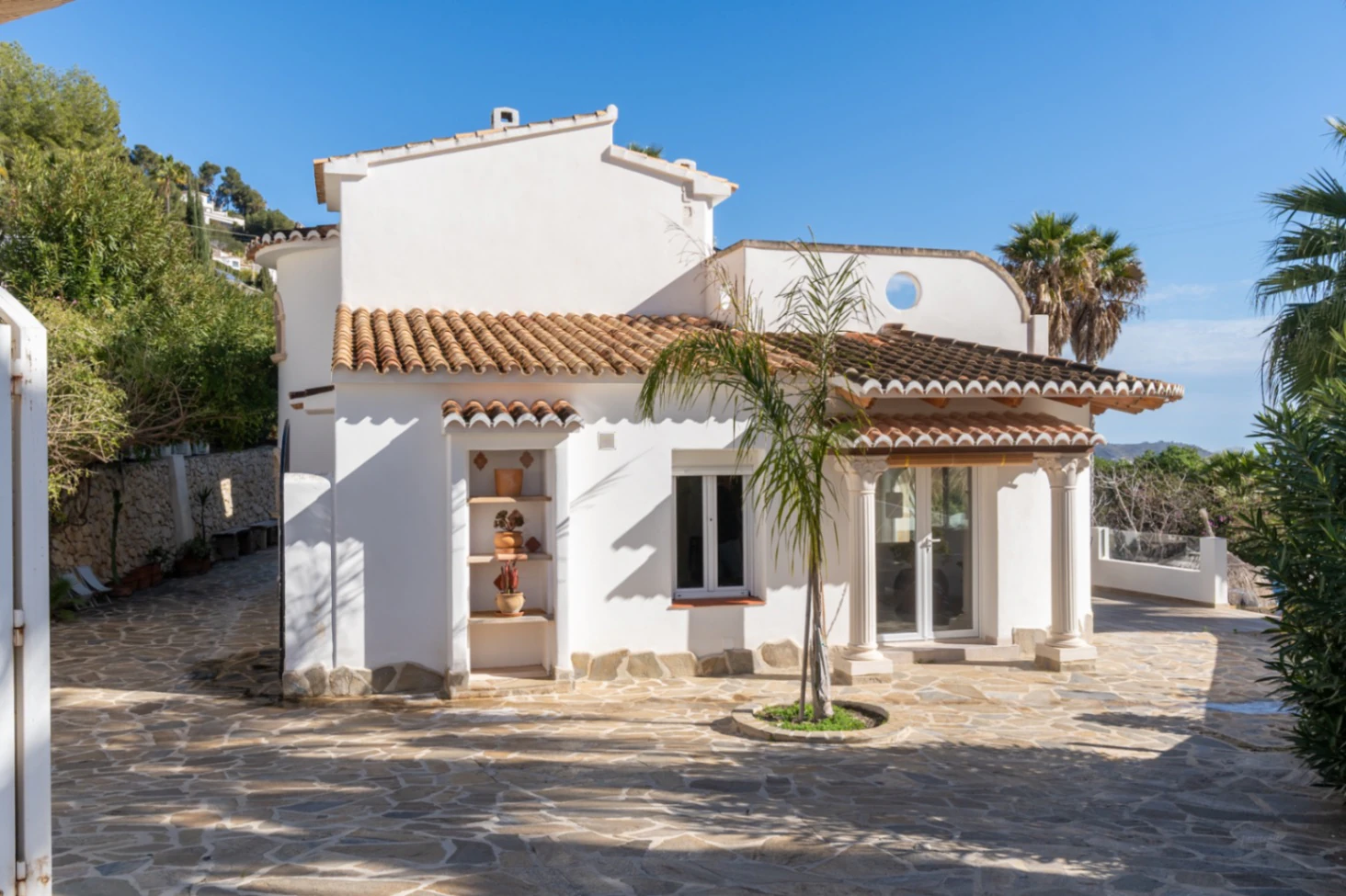 Prachtige, ruime villa met zeezicht te koop in Benimeit, Moraira
