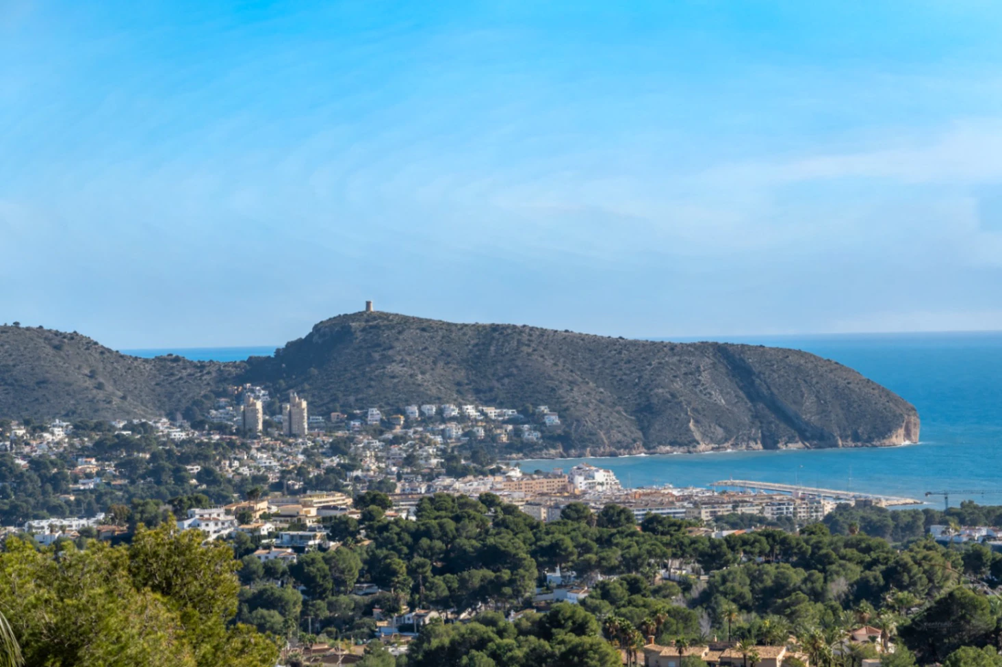 Prachtige, ruime villa met zeezicht te koop in Benimeit, Moraira