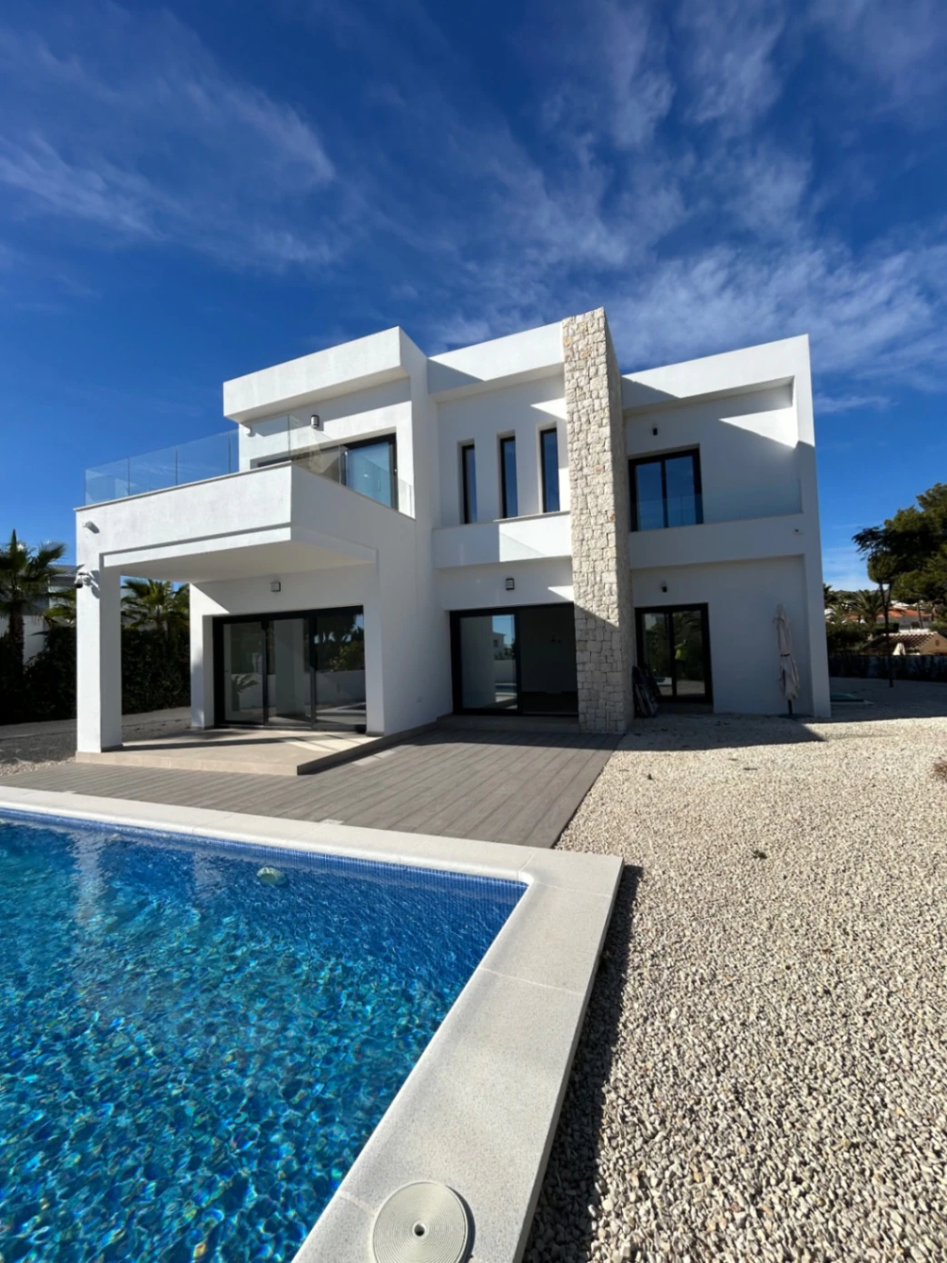 Instapklare nieuwbouwvilla met zeezicht te koop in La Fustera, Benissa