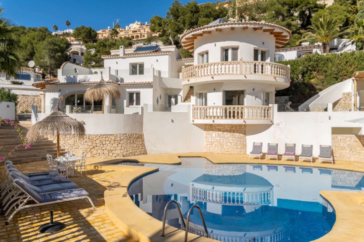 Prachtige, ruime villa met zeezicht te koop in Benimeit, Moraira