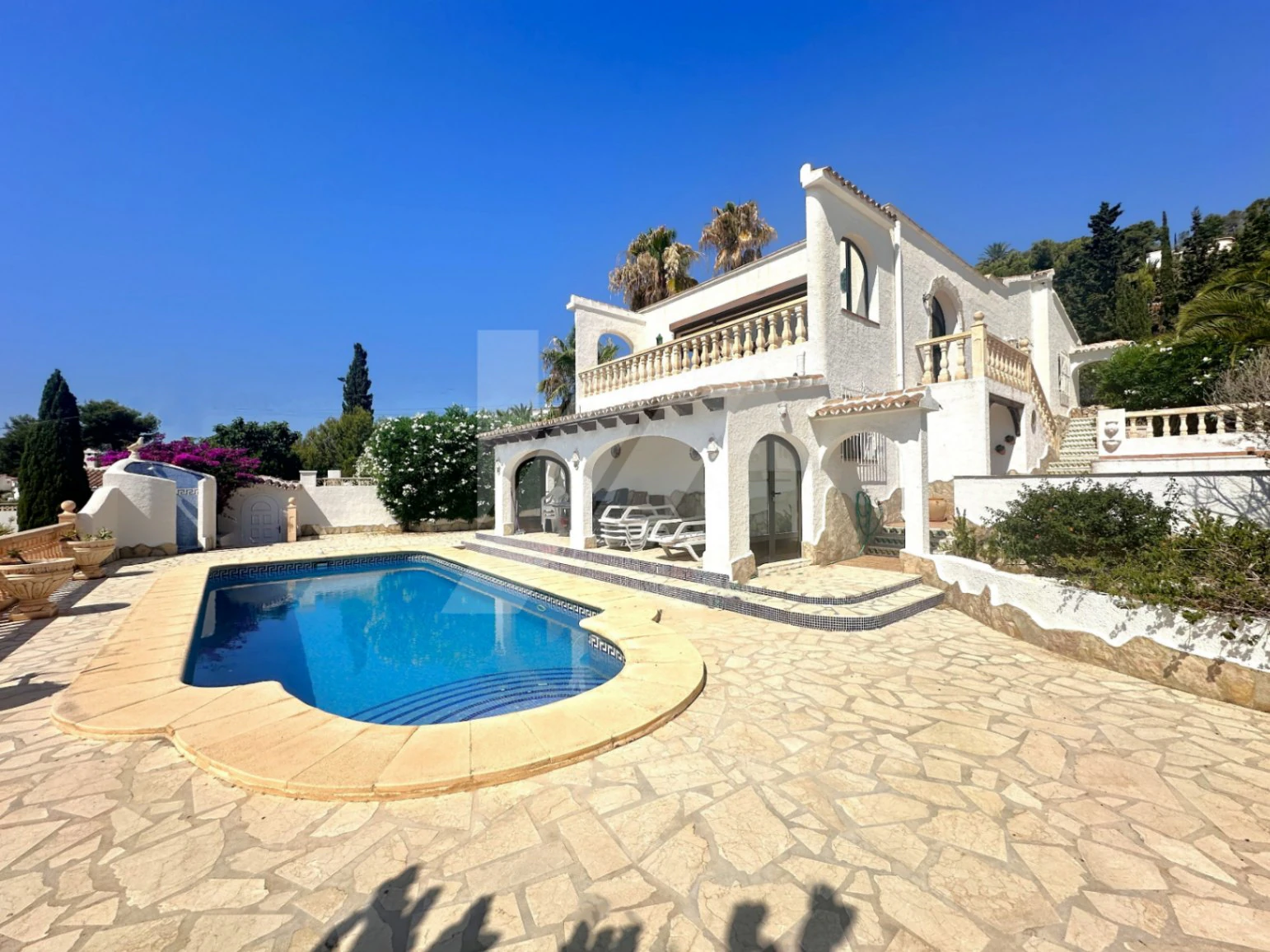 Villa te koop in Moraira met spectaculair uitzicht op zee.