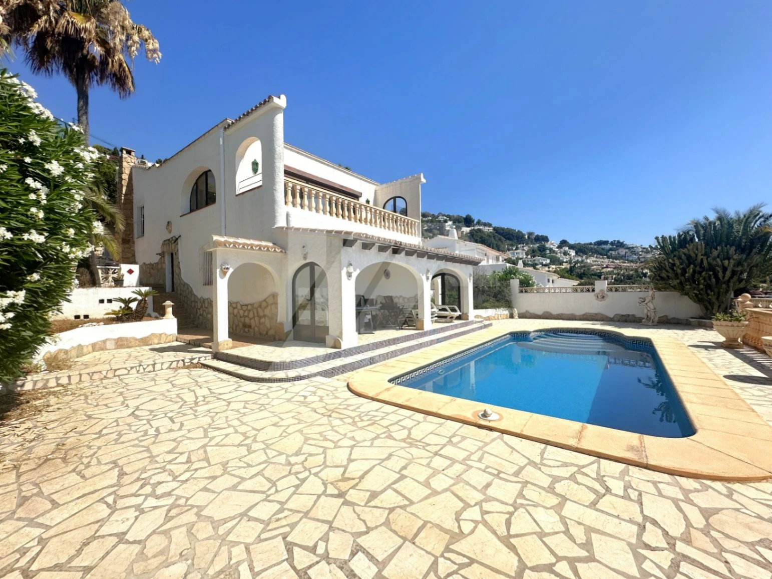 Villa te koop in Moraira met spectaculair uitzicht op zee.