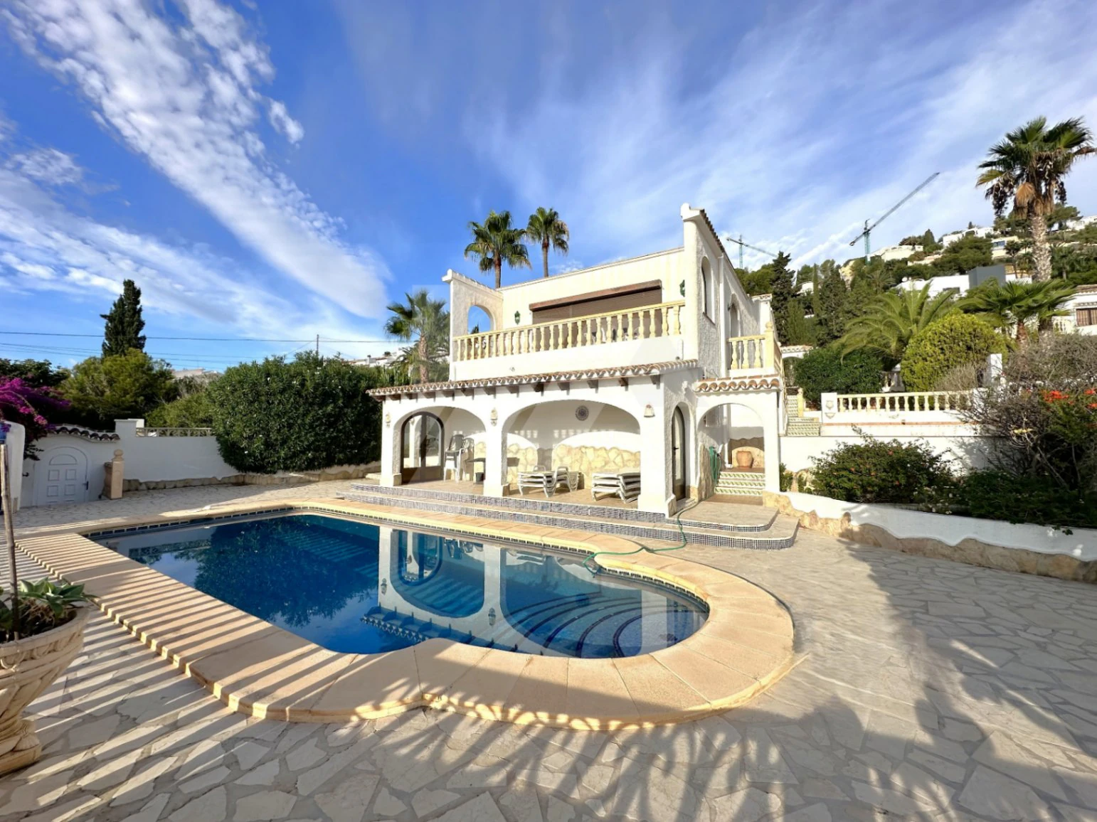 Villa te koop in Moraira met spectaculair uitzicht op zee.