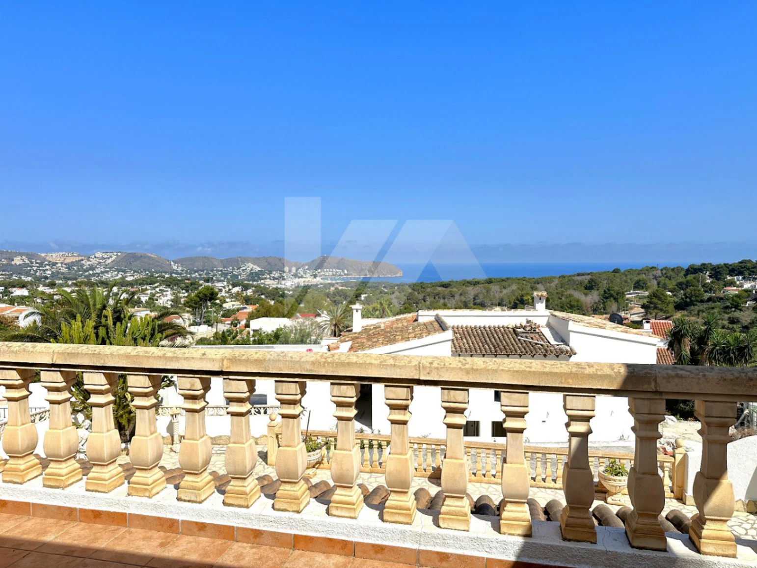 Villa te koop in Moraira met spectaculair uitzicht op zee.