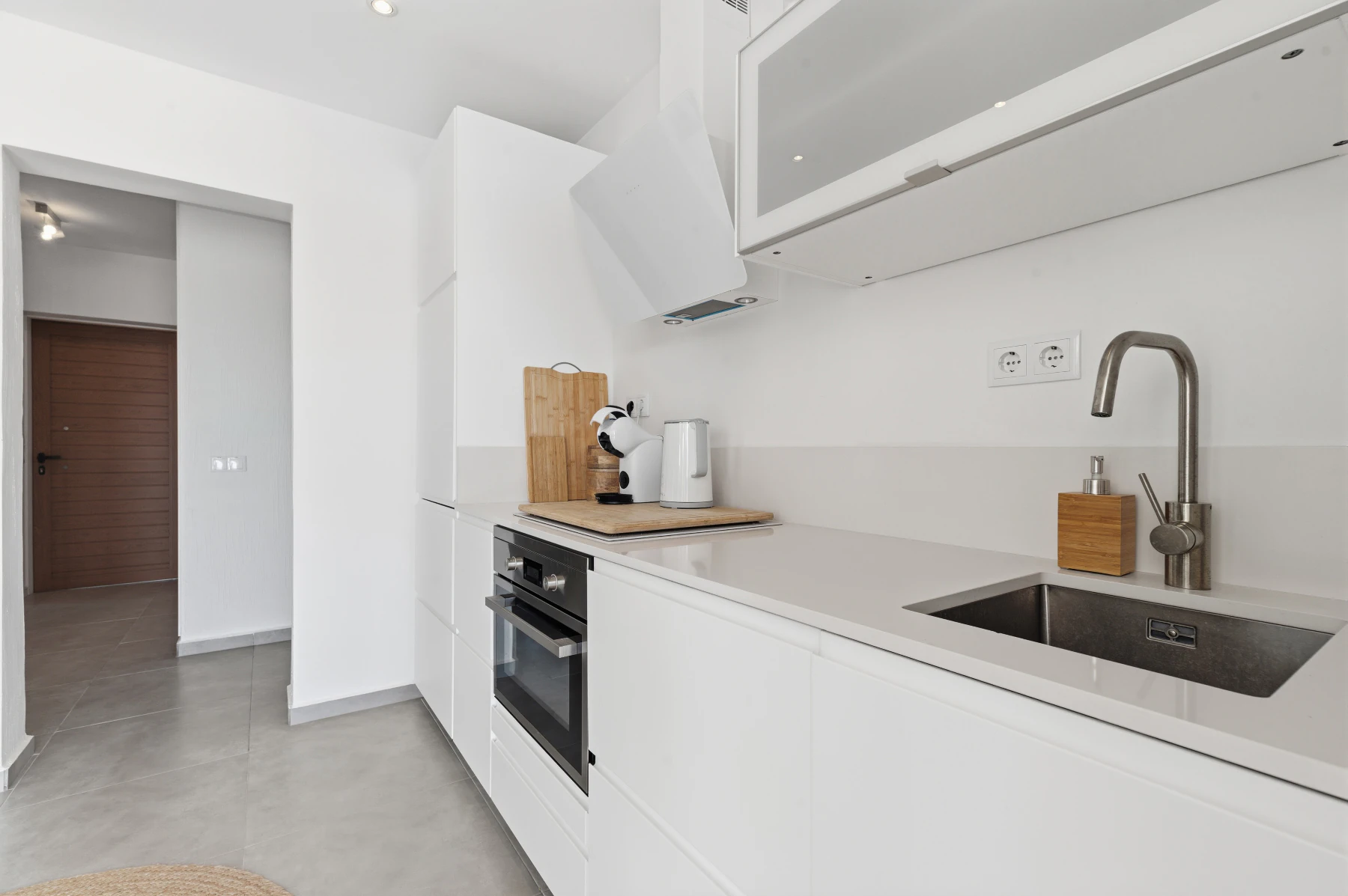 Exclusieve, trendy en volledig gerenoveerde villa met panoramisch zeezicht te koop in Moraira – toplocatie nabij centrum en strand