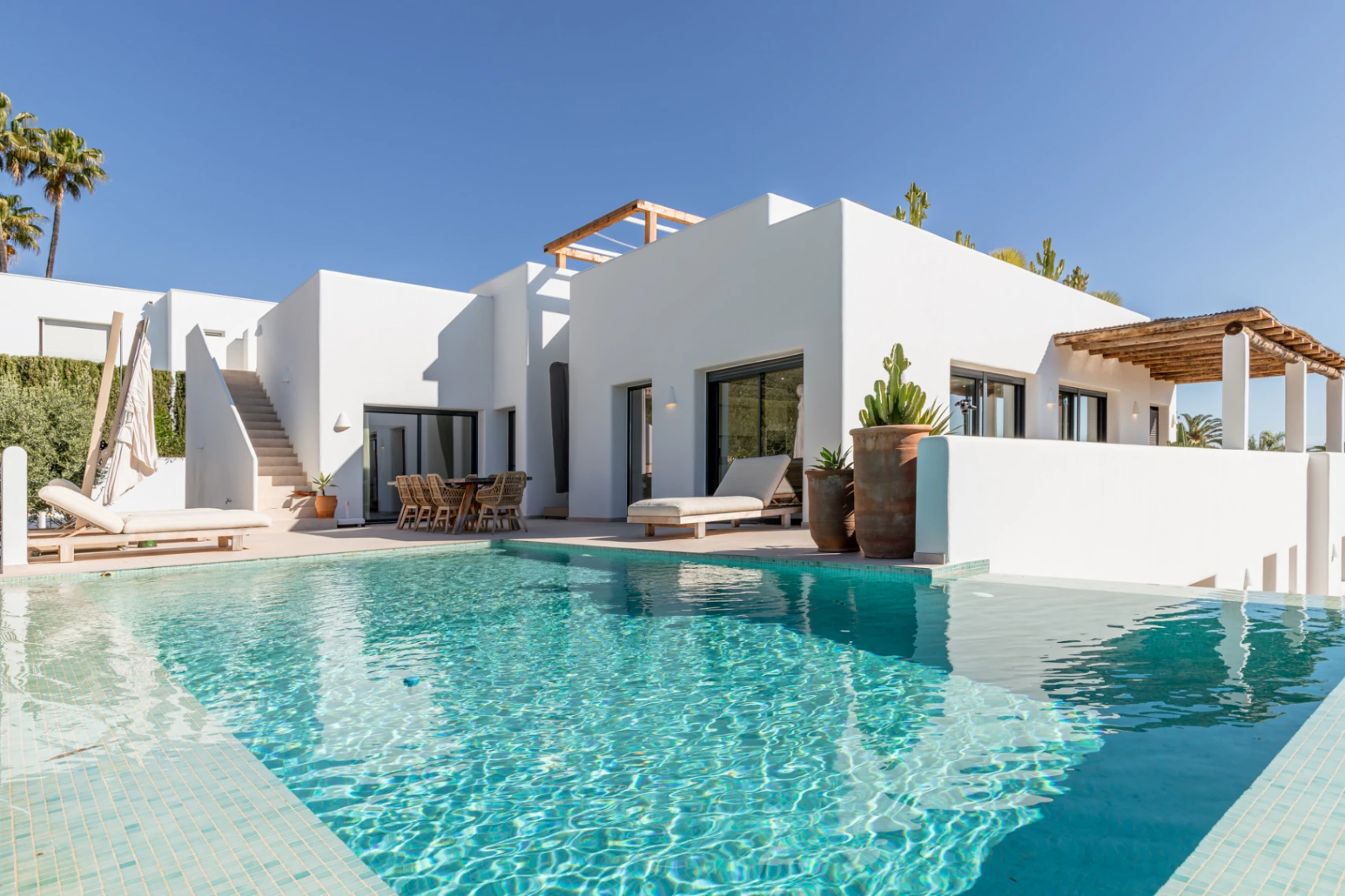 Ibiza Style Luxe Villa in Moraira — Mediterrane Elegantie op Slechts 1 km van Zee