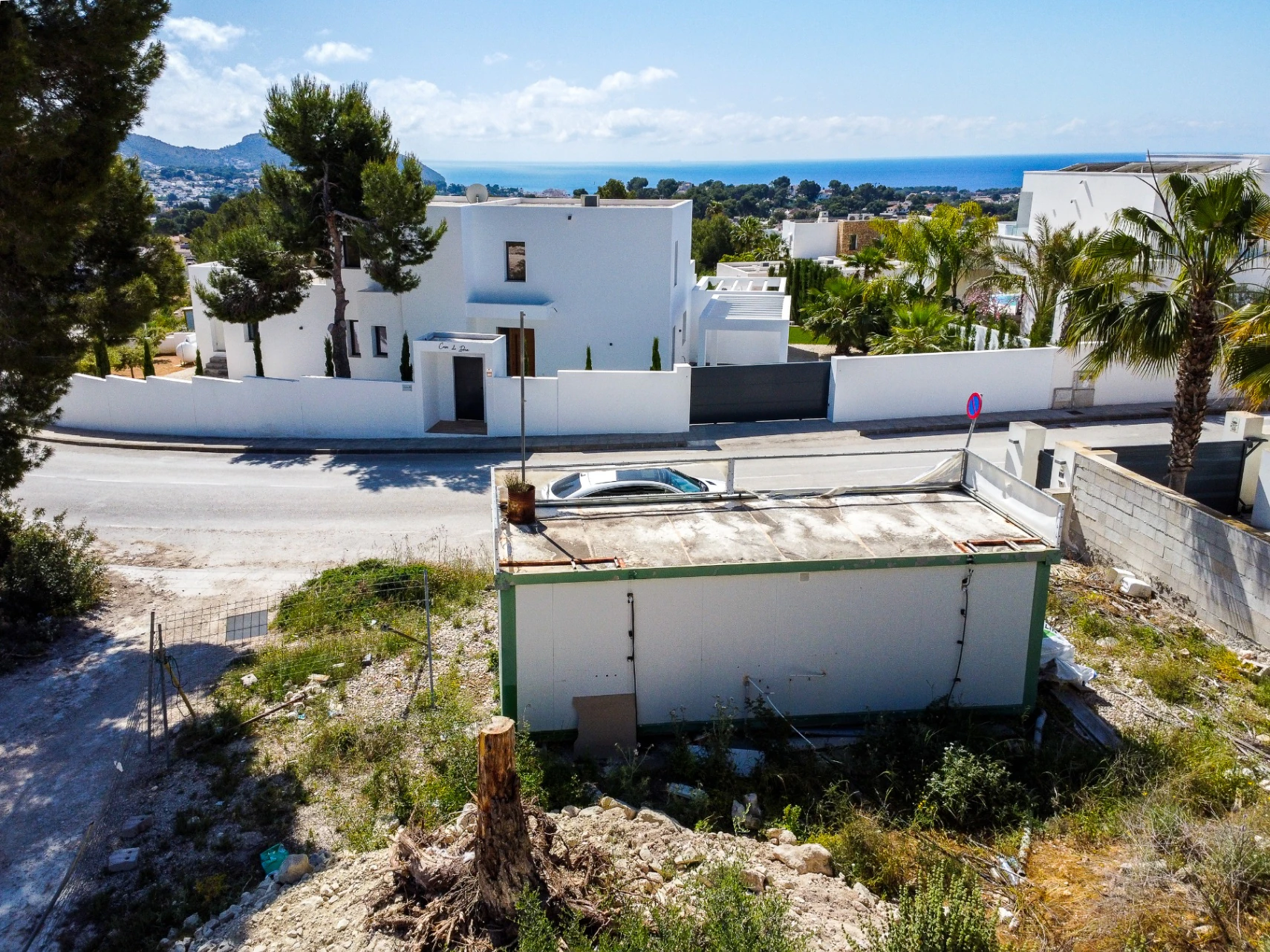 Perceel in Moraira te koop met zeezicht en volledige infrastructuur
