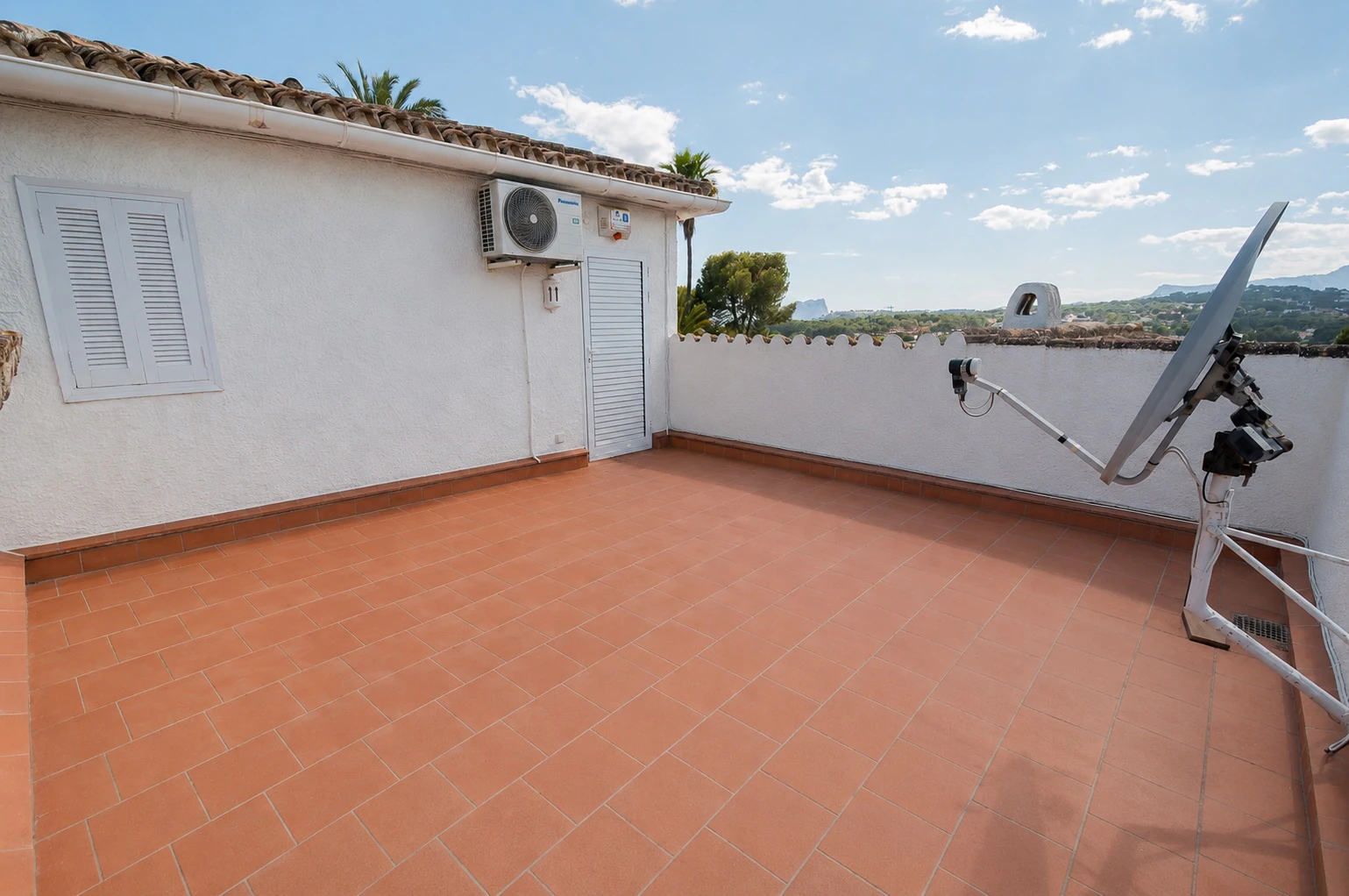 Villa met open zicht en gedeeltelijk zeezicht te koop in Pla Del Mar, Moraira