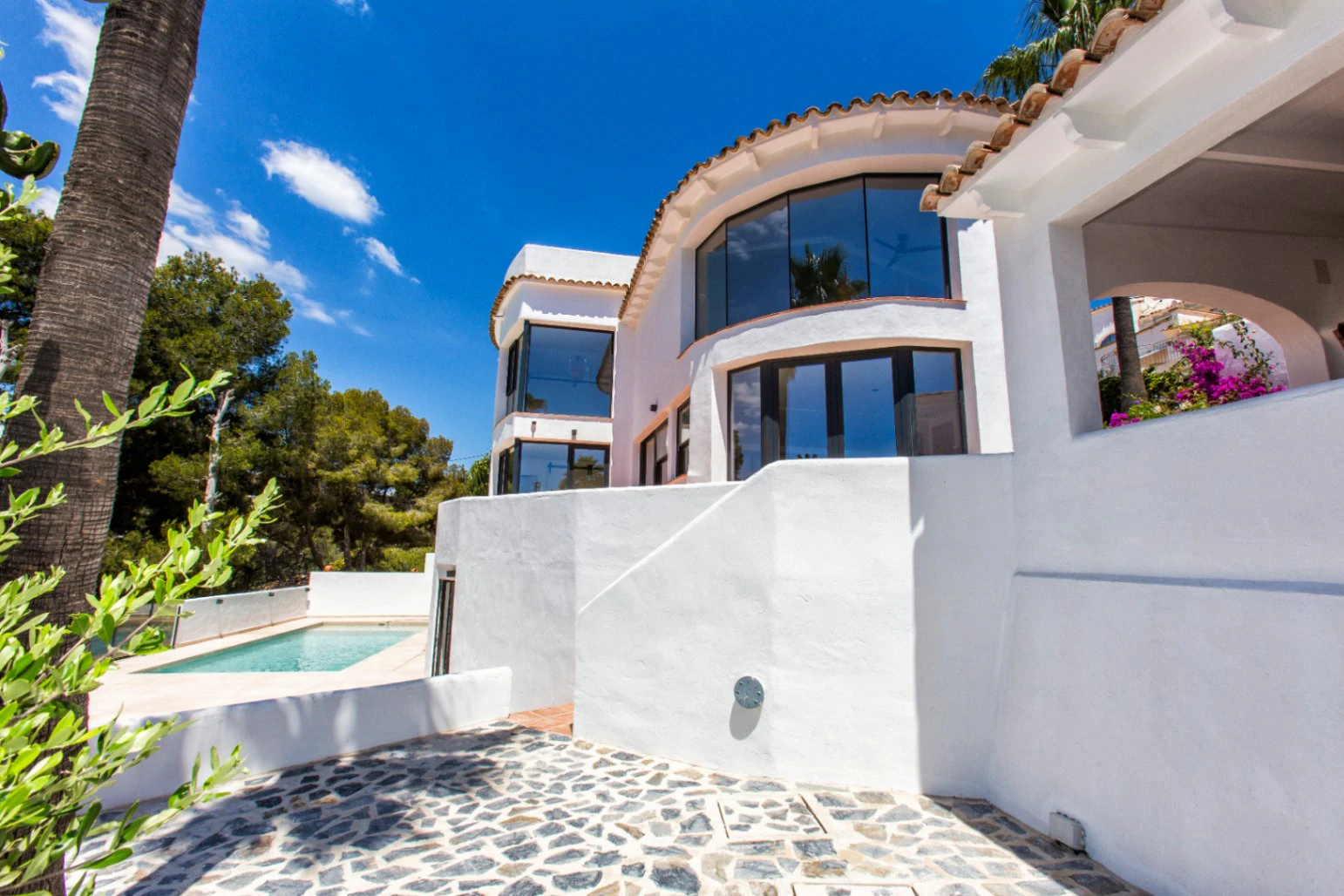 Gerenoveerde zeezicht villa te koop in Benissa