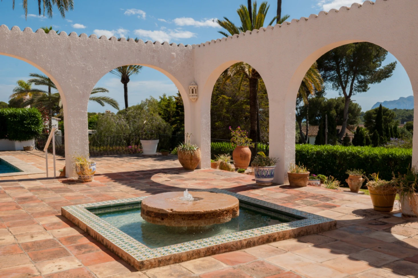 Villa met open zicht en gedeeltelijk zeezicht te koop in Pla Del Mar, Moraira