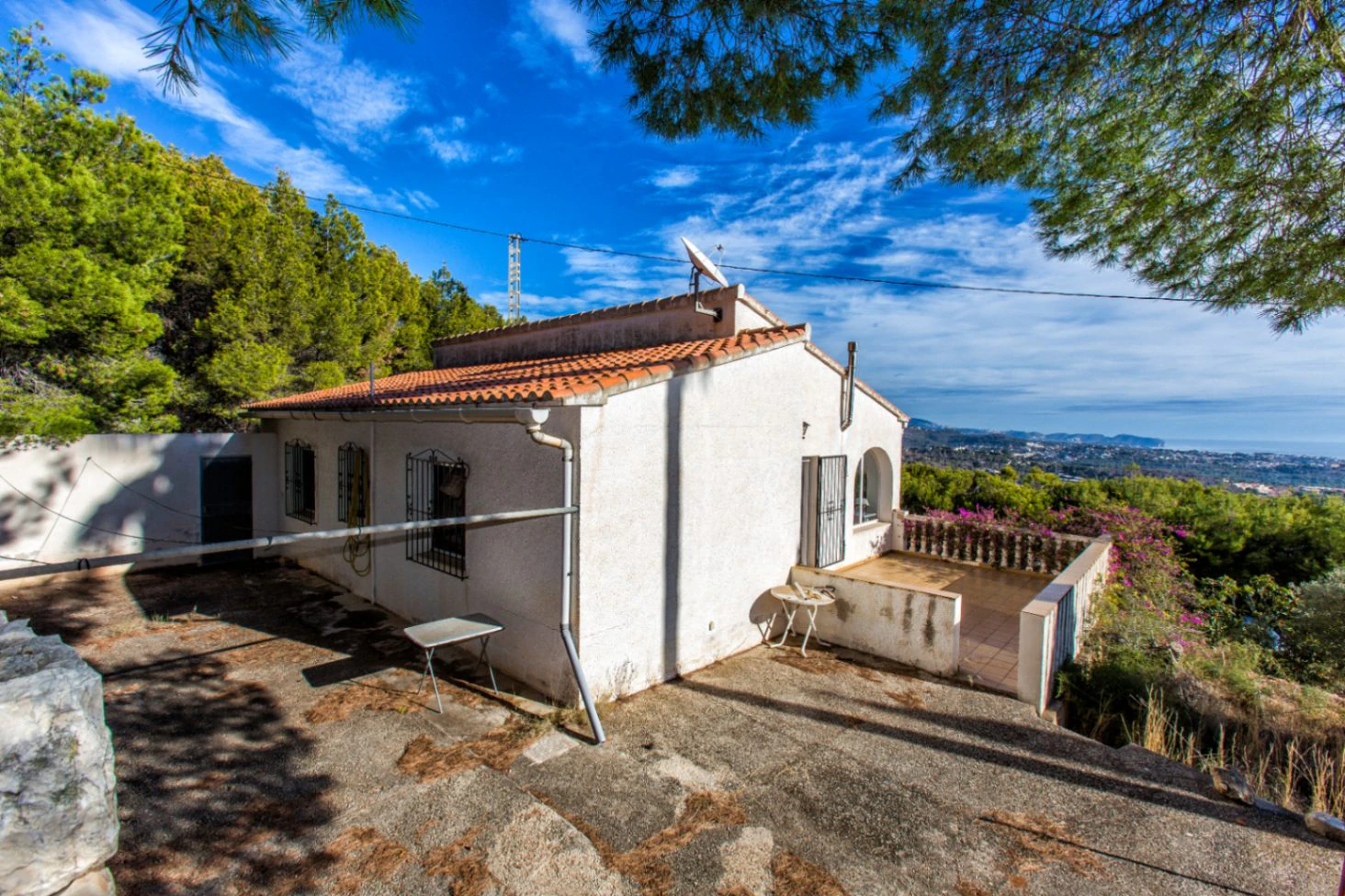 Zeezicht villa en extra grondstuk te koop in Calpe