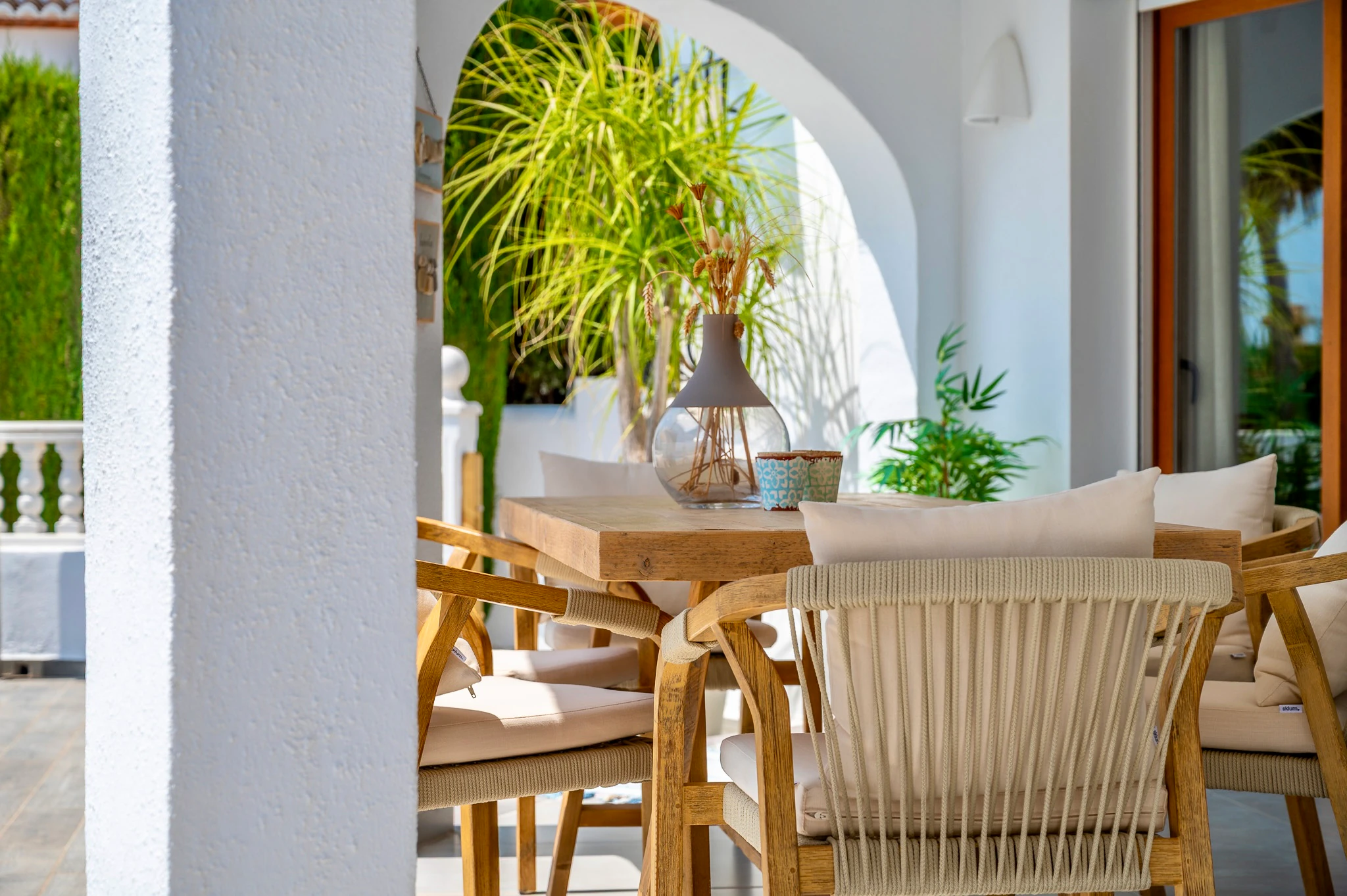 Exclusieve, trendy en volledig gerenoveerde villa met panoramisch zeezicht te koop in Moraira – toplocatie nabij centrum en strand
