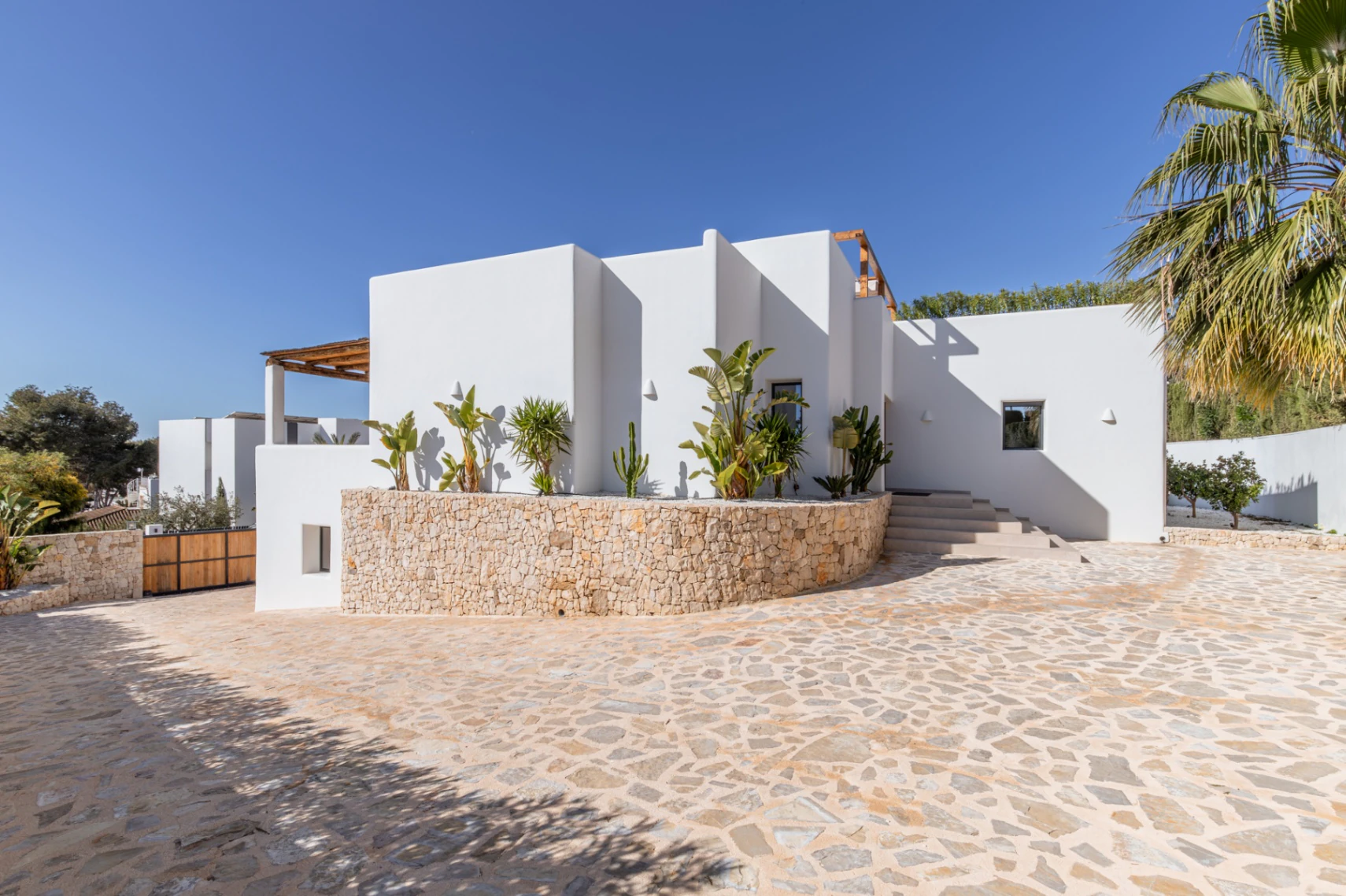 Ibiza Style Luxe Villa in Moraira — Mediterrane Elegantie op Slechts 1 km van Zee