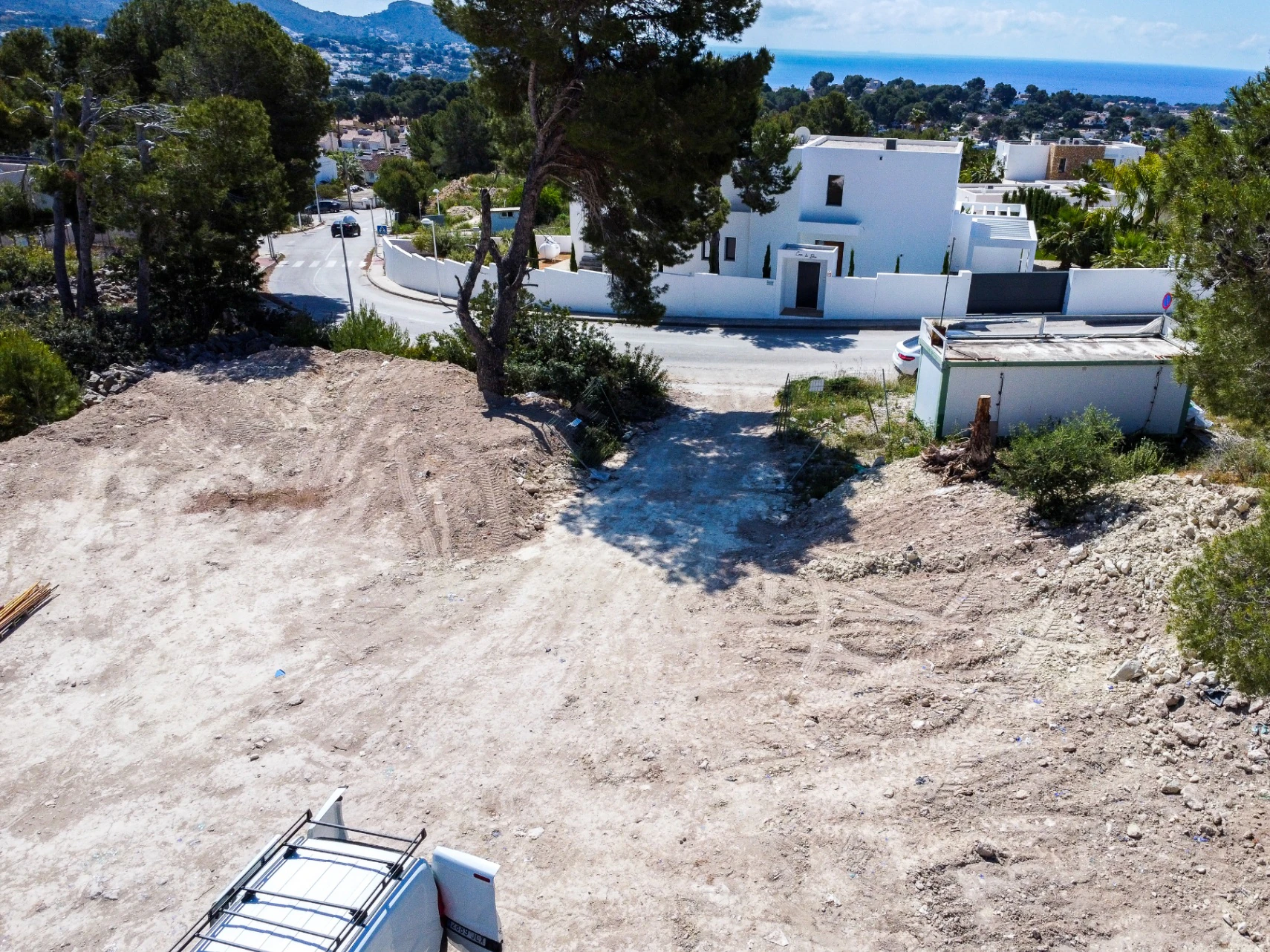 Perceel in Moraira te koop met zeezicht en volledige infrastructuur