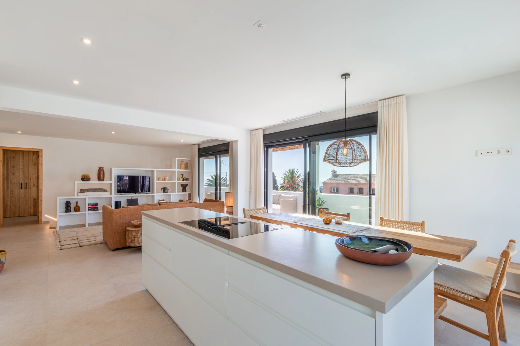 Ibiza Style Luxe Villa in Moraira — Mediterrane Elegantie op Slechts 1 km van Zee