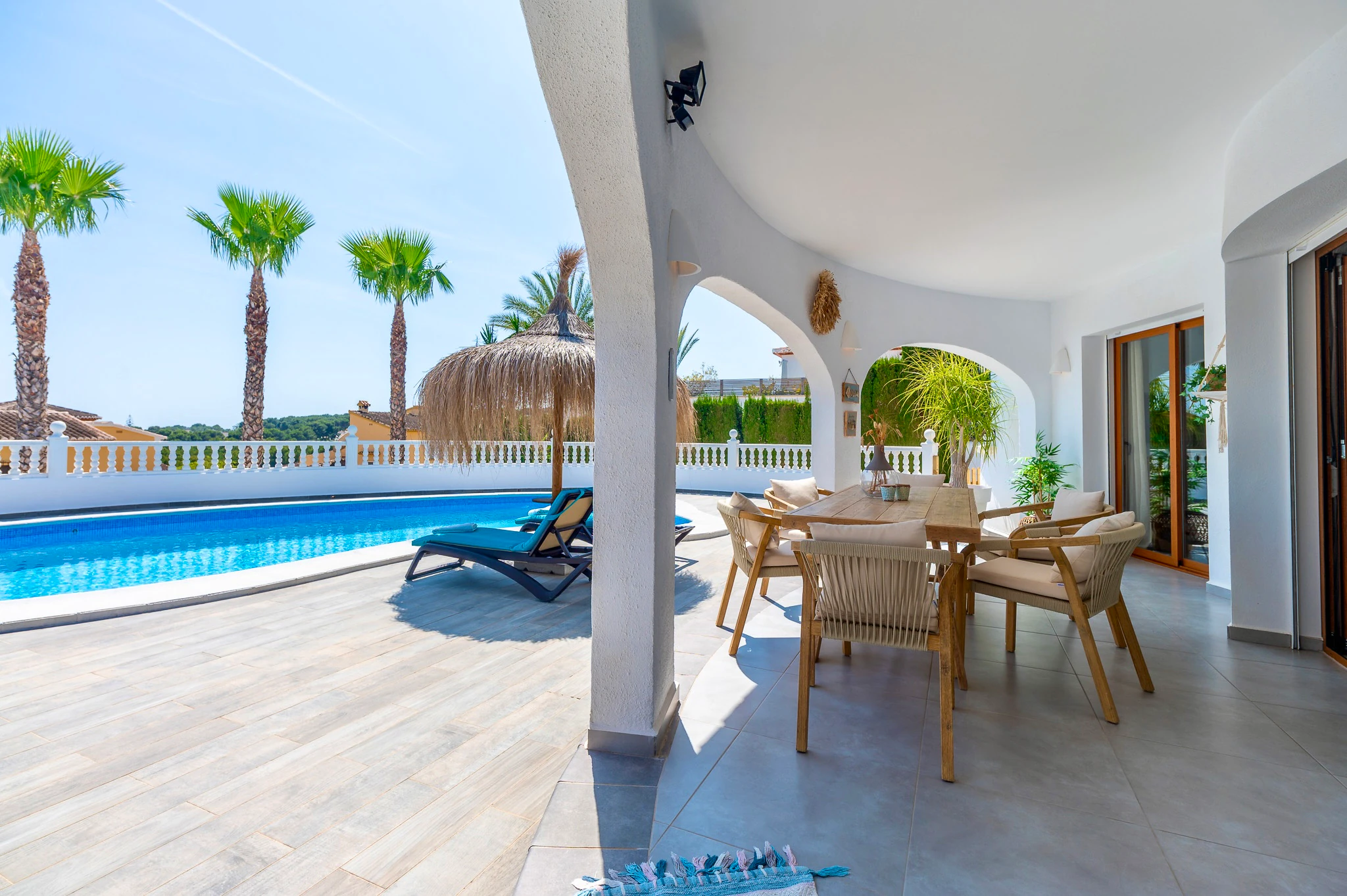Exclusieve, trendy en volledig gerenoveerde villa met panoramisch zeezicht te koop in Moraira – toplocatie nabij centrum en strand