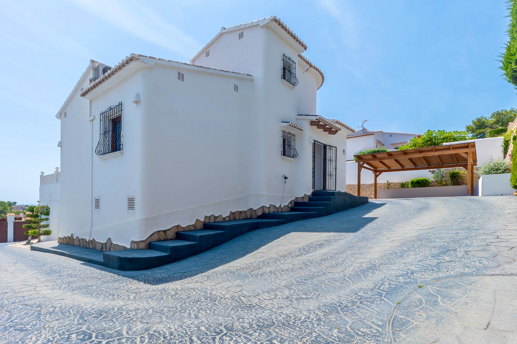 Exclusieve, trendy en volledig gerenoveerde villa met panoramisch zeezicht te koop in Moraira – toplocatie nabij centrum en strand