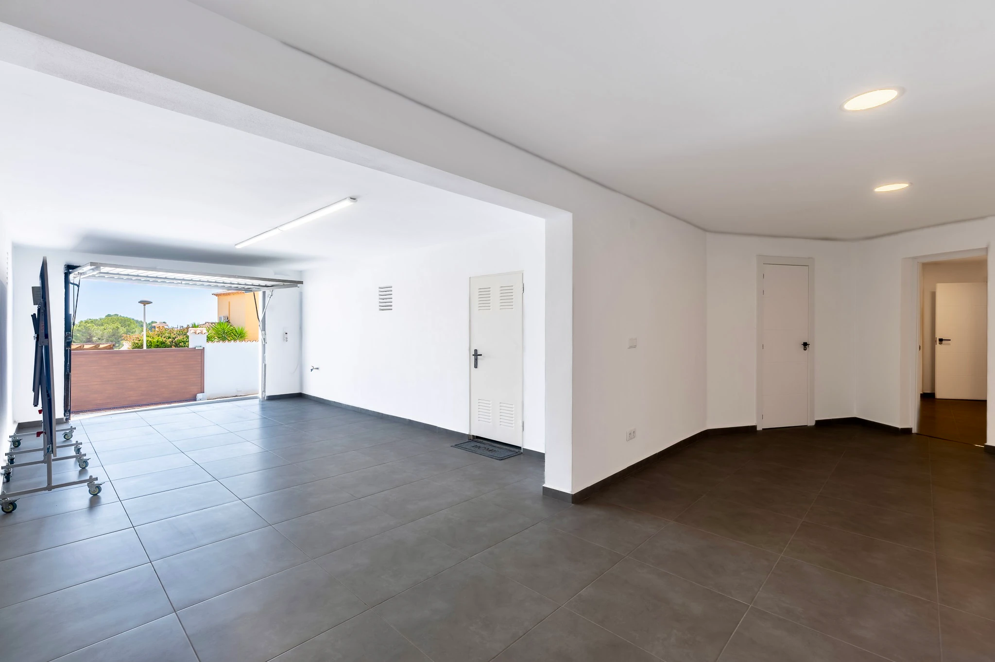 Exclusieve, trendy en volledig gerenoveerde villa met panoramisch zeezicht te koop in Moraira – toplocatie nabij centrum en strand