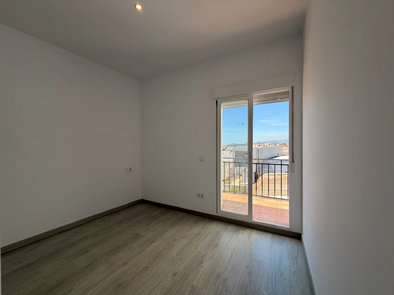 Amplio casa de pueblo con vistas al mar en venta en el centro de Benitachell