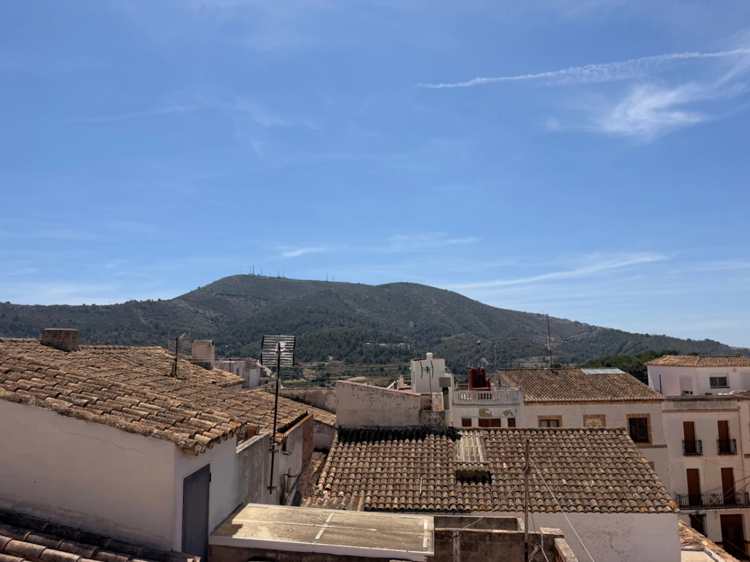 Amplio casa de pueblo con vistas al mar en venta en el centro de Benitachell