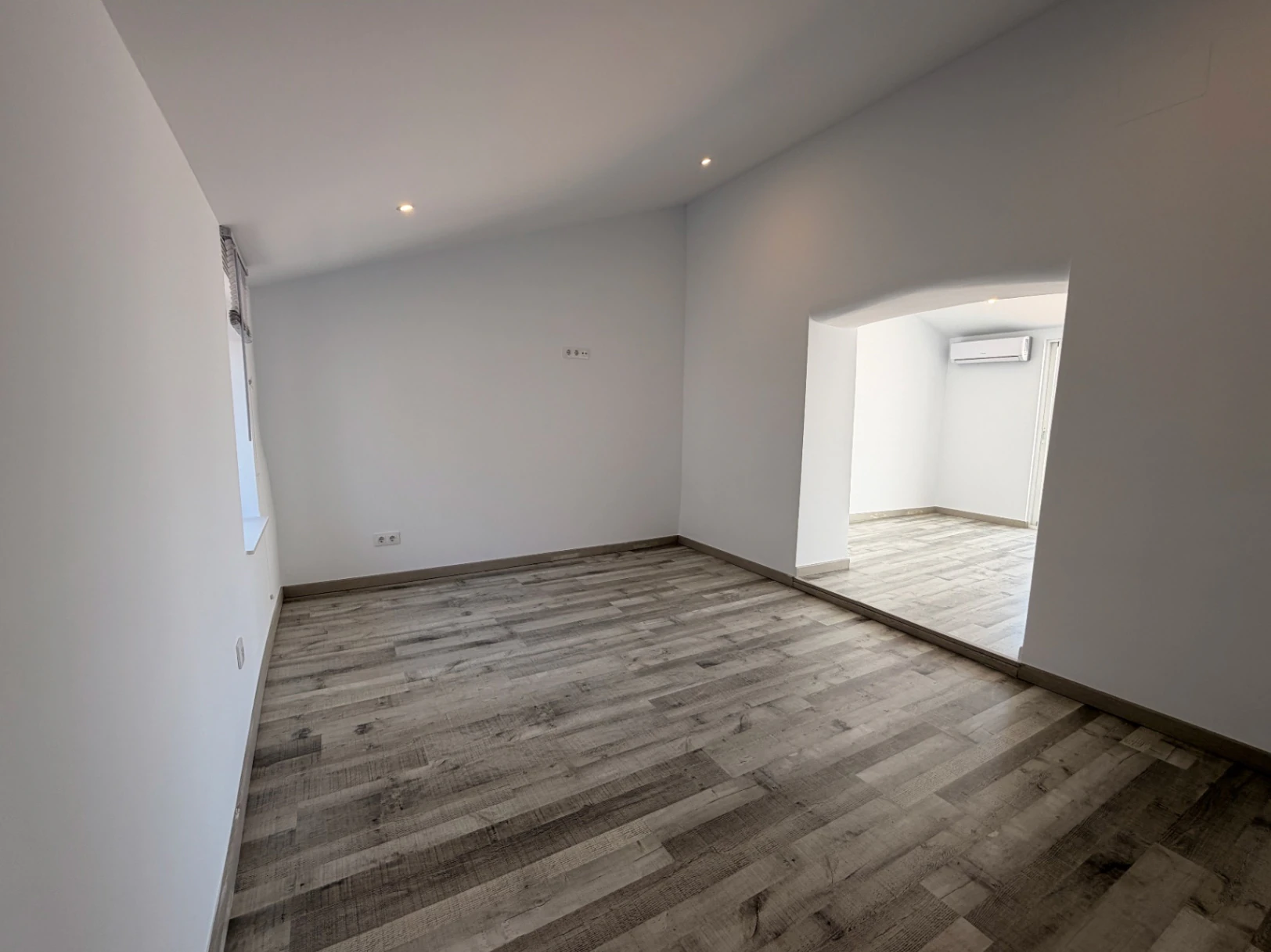 Amplio casa de pueblo con vistas al mar en venta en el centro de Benitachell