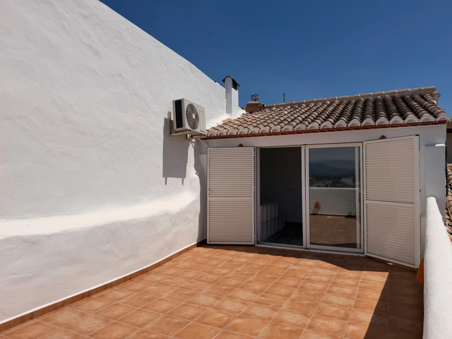 Amplio casa de pueblo con vistas al mar en venta en el centro de Benitachell