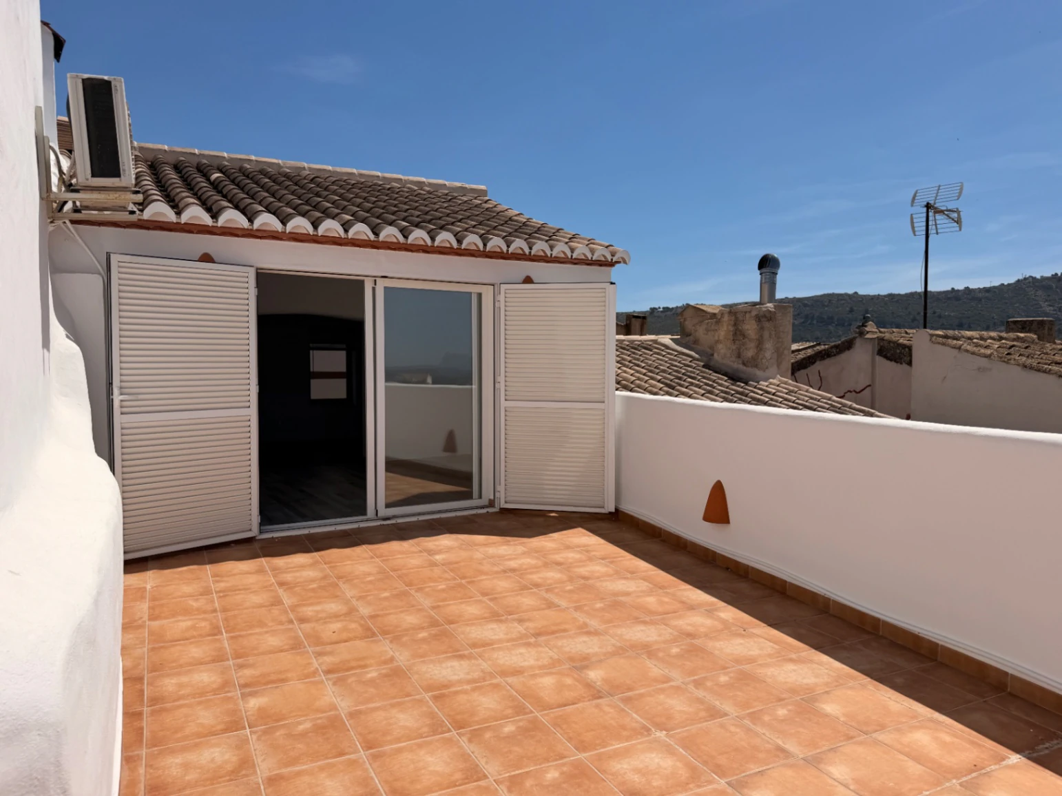 Amplio casa de pueblo con vistas al mar en venta en el centro de Benitachell