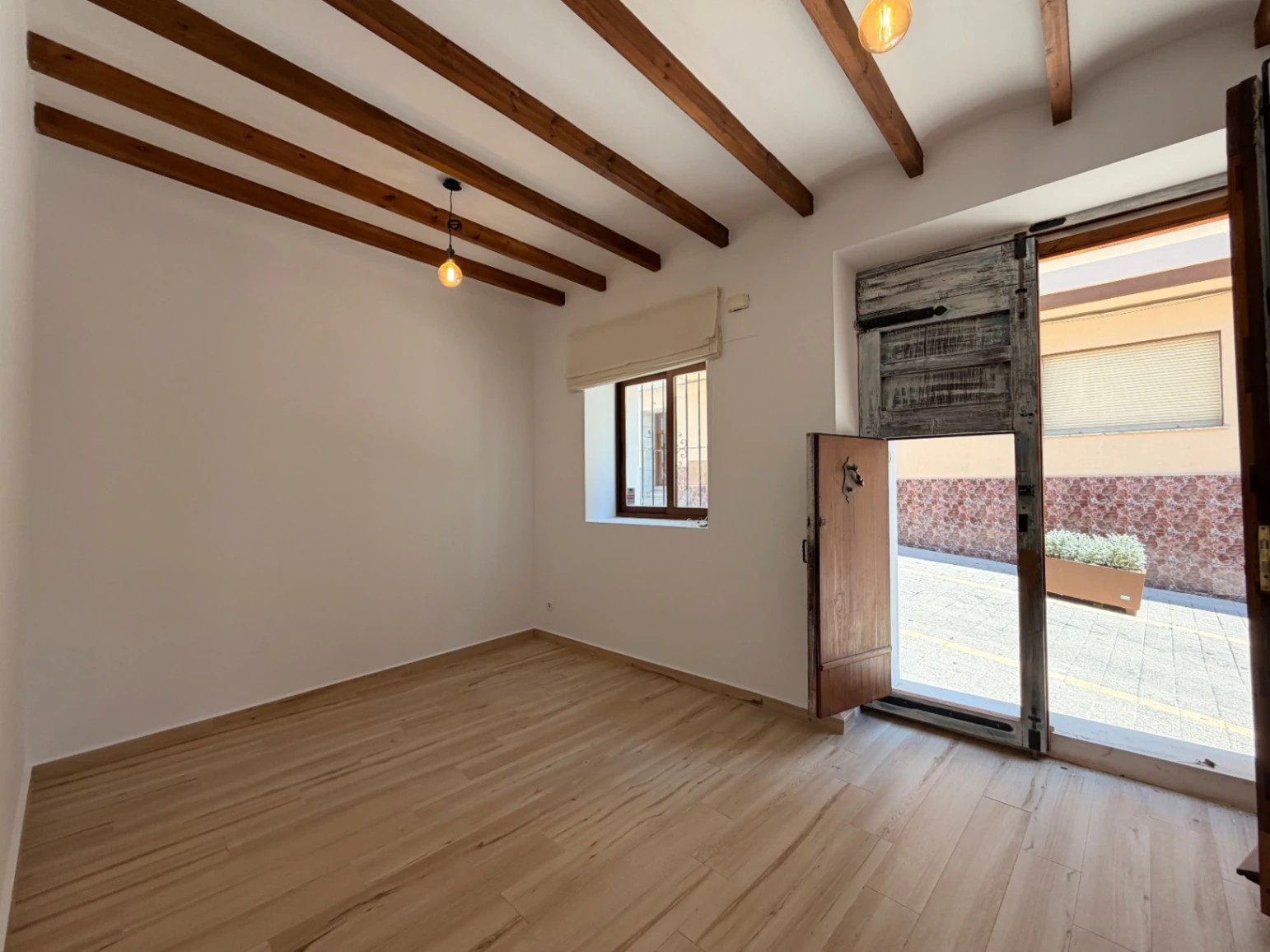 Amplio casa de pueblo con vistas al mar en venta en el centro de Benitachell