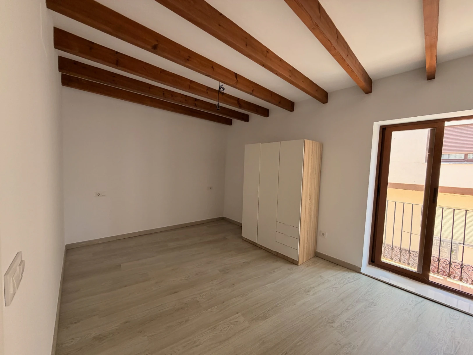 Amplio casa de pueblo con vistas al mar en venta en el centro de Benitachell