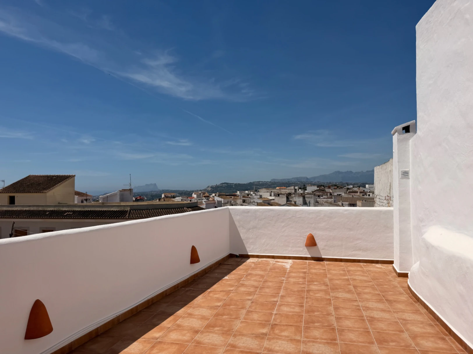 Amplio casa de pueblo con vistas al mar en venta en el centro de Benitachell