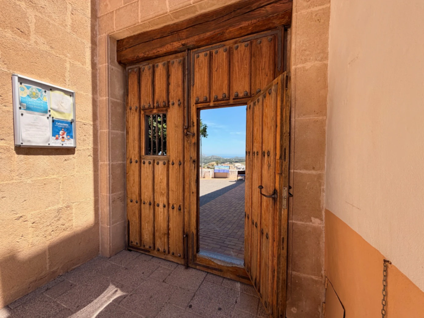 Amplio casa de pueblo con vistas al mar en venta en el centro de Benitachell