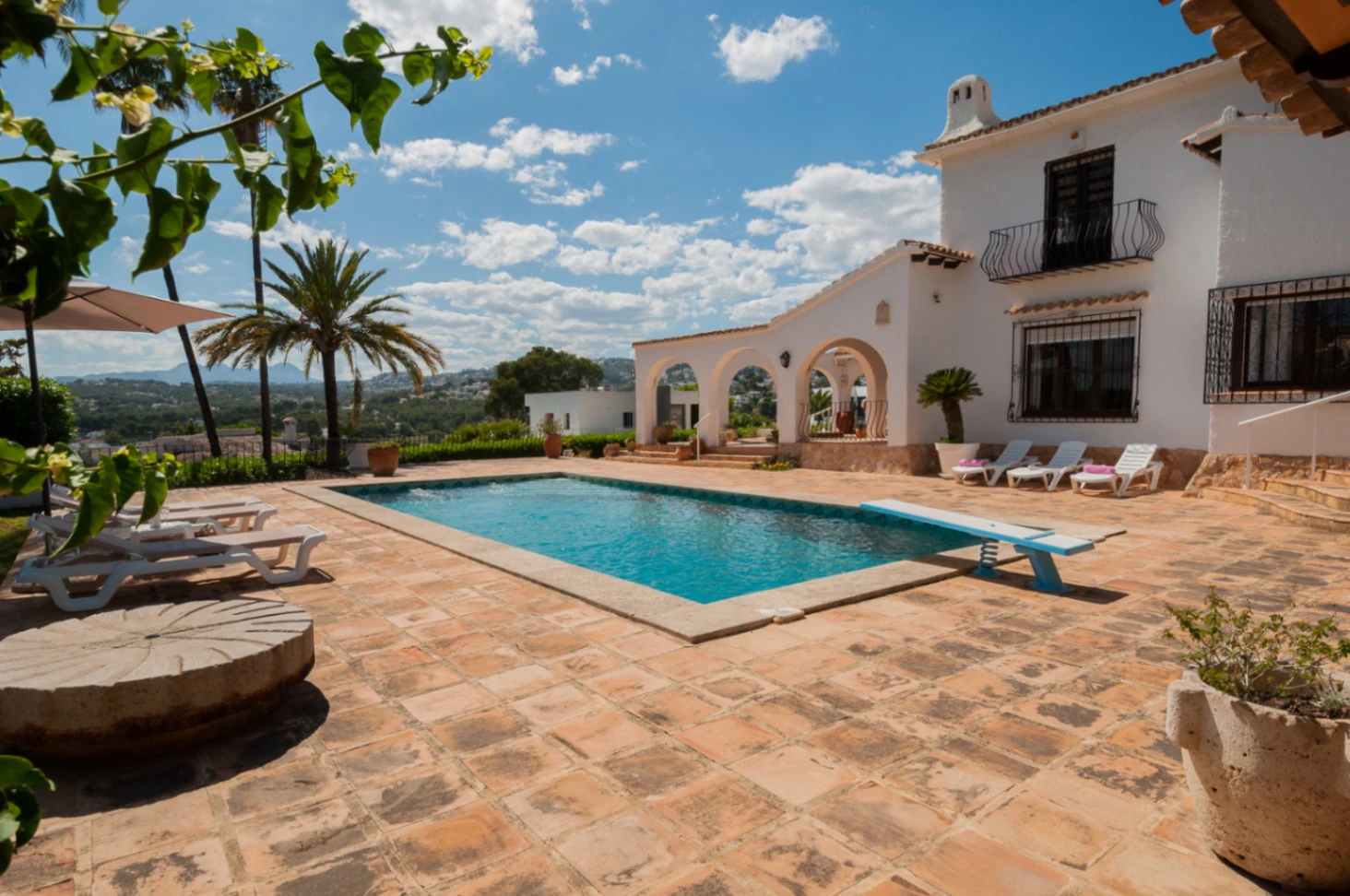 Villa avec des vues ouvertes imprenables et des vues partielles sur la mer à vendre à Pla Del Mar, Moraira