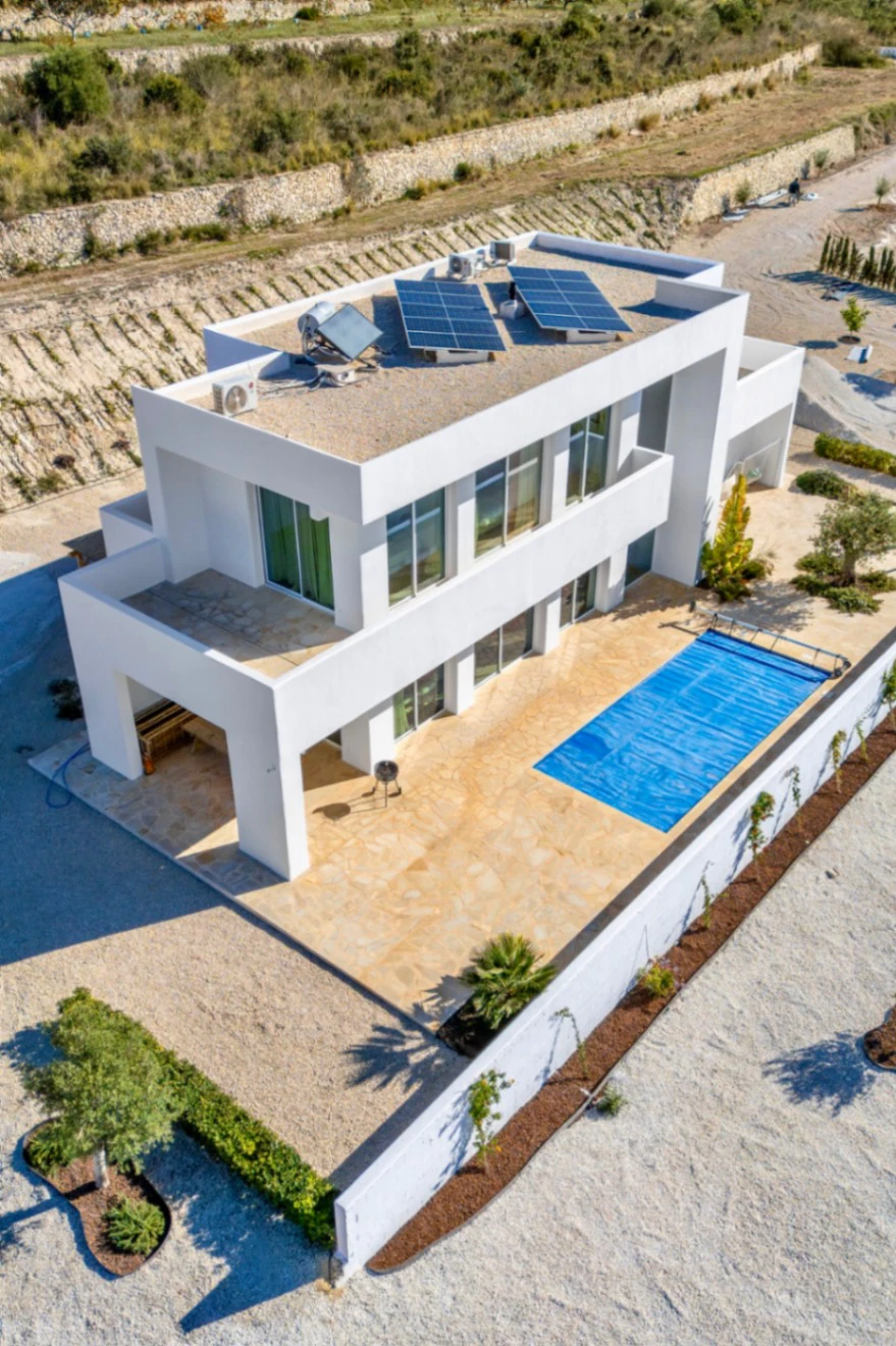 Moderna, nueva casa en un gran terreno rústico en Benitachell
