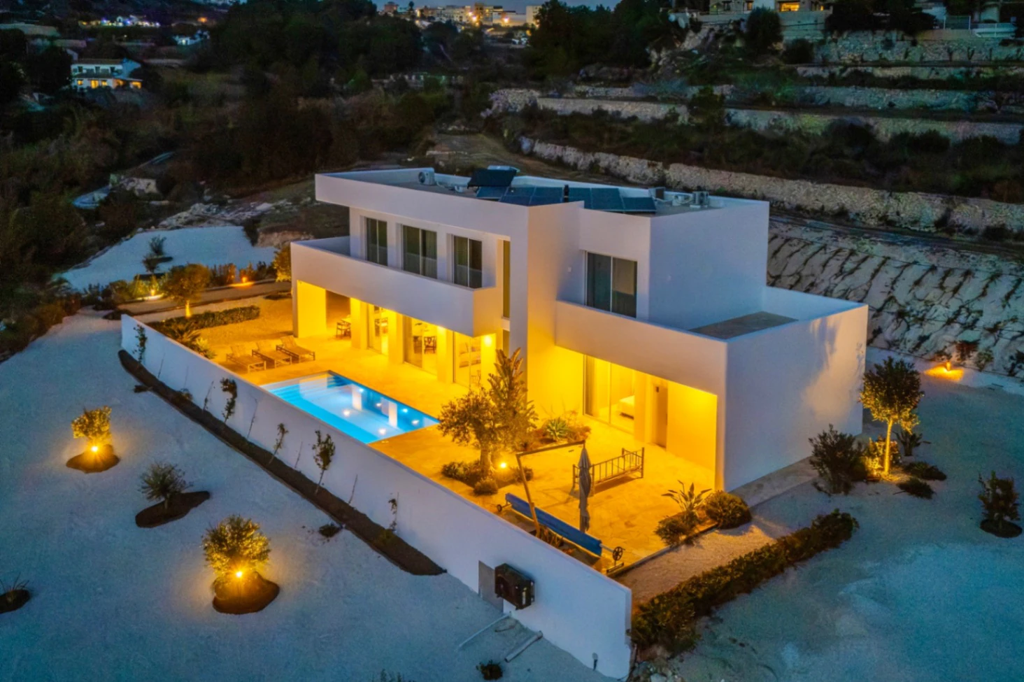 Moderna, nueva casa en un gran terreno rústico en Benitachell