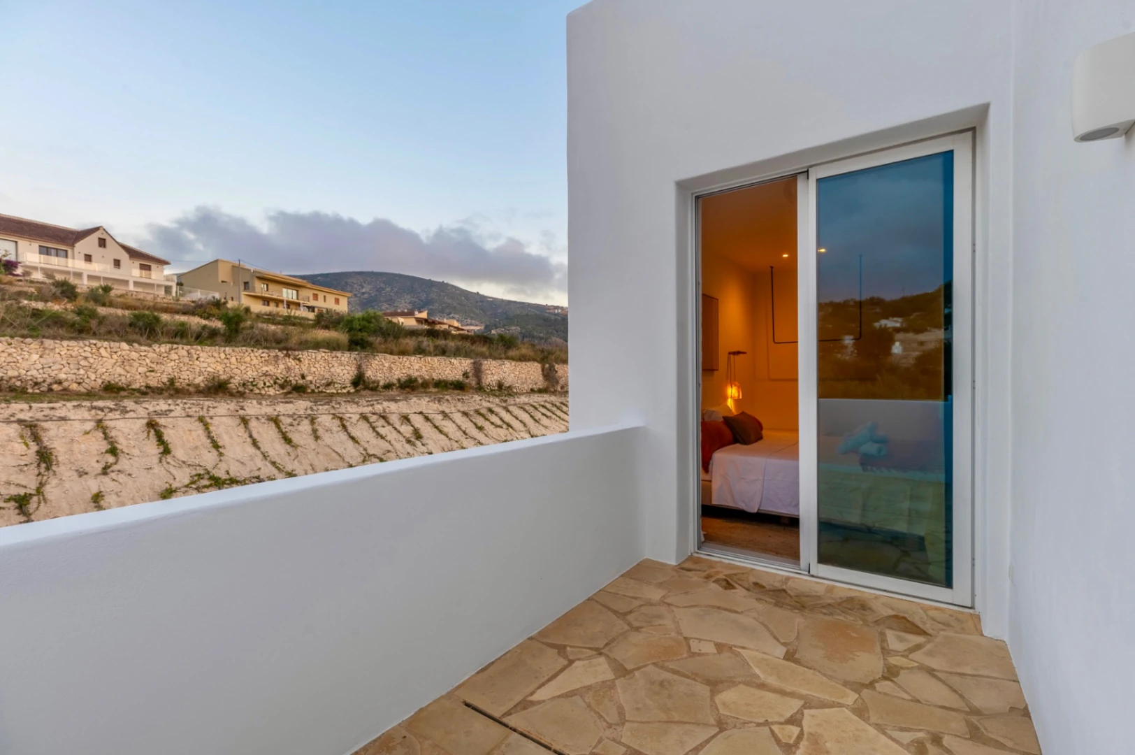 Moderna, nueva casa en un gran terreno rústico en Benitachell