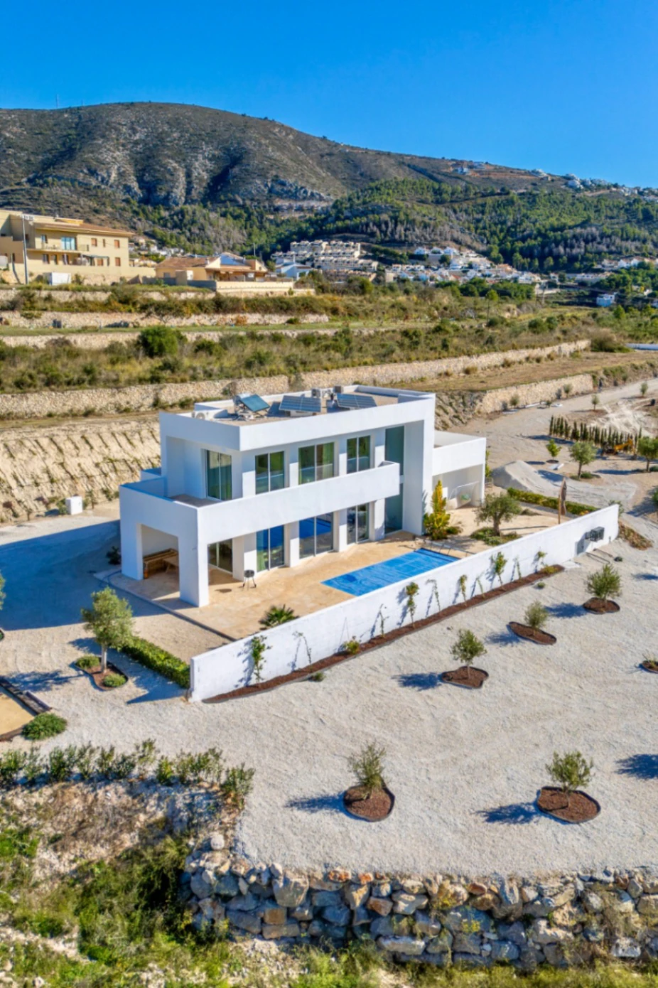 Moderna, nueva casa en un gran terreno rústico en Benitachell